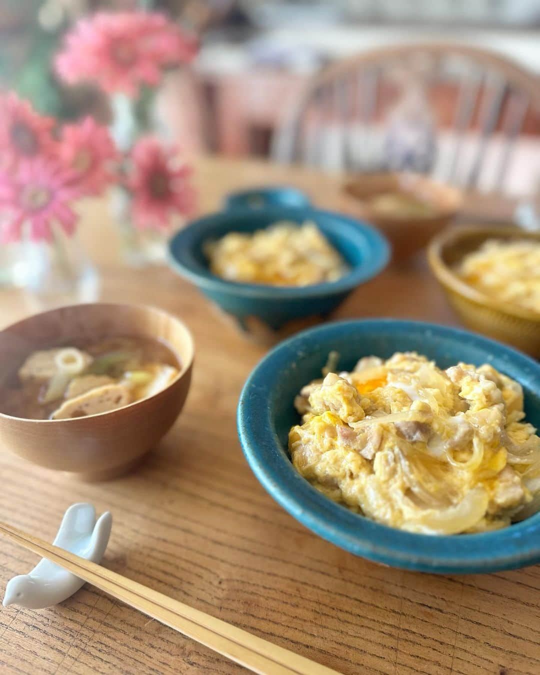 黄川田としえさんのインスタグラム写真 - (黄川田としえInstagram)「今日の朝ごはん💭 親子丼　（薄めた白だしにみりんを加えて玉ねぎと鶏肉を煮て卵でとじました。） がんもどきとネギのお味噌汁、 柿と梨。  今朝、せっかくリーちゃんの為に作ったおにぎりを忘れられ、めちゃくちゃ自転車漕いで階段駆け上って改札まで行って、 「ほんと、もー、毎日忘れ物して、いい加減にしなさいよ！」ってゼーゼーしながら言うと、 「ありがと〜😉👋」っていい笑顔で手を振ってたリーちゃん。 良く考えたら自分で取りに帰らせれば良かったよね、、、こっちはすっぴんなんだぞ。ゼーゼーして。  親ができることなんてどんどん減っていくから 最近ちょっとさみしいけど、 私の場合、たまにやらなくていいこともしてしまうからプラマイゼロかな。  #tottogohan  #朝ごはん#親子丼 #ジュニアアスリートフード #アスリートフード #子育て#母娘 #tottorico」10月26日 17時20分 - tottokikawada