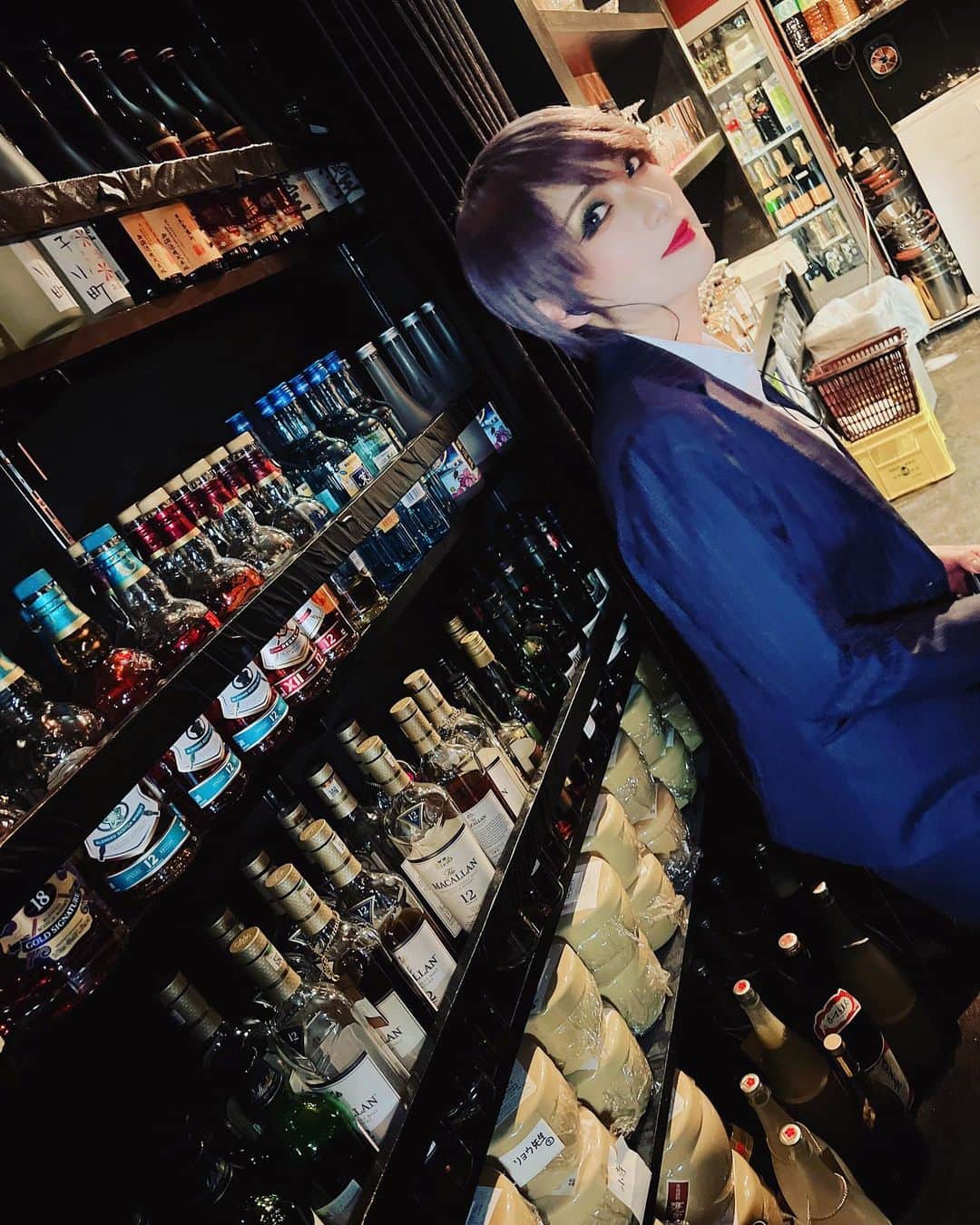 のインスタグラム：「お酒とパシャリ📷 私の人生，お酒たちとの出会いはお仕事場でした。 性格の合わない子が多くて多くて…😵笑 でももう9年も付き合いがあるね 人と9年間仲良く，とは言わなくても ほぼ毎日付き合いある人ってなかなかいないよね そう考えたら，なんだかんだ愛おしく見えてきた お酒のことが。 そう思っとくから，お願い， あんまりいじめないで？笑」