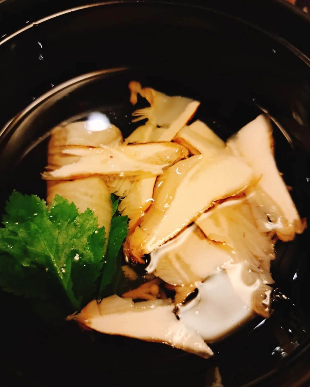 川原ちかよさんのインスタグラム写真 - (川原ちかよInstagram)「先日、黄綬褒章受賞記念の司会をさせて頂きまして(光栄です！)、 その時の打ち上げをしましょう！と、 京都丹波の老舗料亭「八光館」で 松茸づくしのお料理を頂きました✨  最初の一品が「松茸のからし漬け」で、 保守派の私としては、えっ😦と思ったのですが、 これだけでもええんちゃうか！と 一瞬思ってしまうほどの美味しさ。 (女将秘伝らしい！初めて食べました。)  「焼き松茸」は、塩をもみこんで焼くだけ。 お箸で食べるのではなく、 手でしゃく(裂くを地元の人は"しゃく"と言うらしい)と教わり、その通りにしたら、贅沢感増しました(笑)  「土瓶蒸し」は、すっぽんと。 松茸とすっぽんの相性はよいらしい。 「松茸の牛鍋」も言うまでもなく美味しかったですが、「松茸と鱧の水菜蒸し」も最高！ 鱧で松茸をくるんで頂くと言う、 贅沢さ。 10月だと丹波産の松茸にはまだ早いので、 丹波の松茸とはいかないらしいのですが、 名残り鱧と松茸のコンビネーションを楽しむことができるとのこと。 いやいや、もうこれが、 ジャンルを超えたコラボレーション！と言う感じで、美味しかったーー。 ただ、松茸をホイホイ出すのではなく、 八光館が考えるコラボレーションの数々で提供してくださいました。  松茸の美味しい食感は、 "シャキシャキ キュッキュ"らしい(笑) なので、土瓶蒸しにも早くから松茸は投入されなかった。 香りはもちろんやけど、 このシャキシャキ キュッキュの食感が松茸の美味しさで、 この食感がまた香りをお口の中に広げてくれるんですねー。  八光館の社長さんは、お話しも上手で、 そんなことも教えてくれたのですが、 その中で「食」と言う字は、 人を良くすると書くと言うのには、 ほんまやー！なるほどー！と納得。  初物を食べると寿命が長くなるとか、 旬なものは頂かんとあかんとか、 おばあちゃんとか言うてたけど、 ほんま、そういうことですね。 食は人を良くする。 ただ食欲を満たすのではなく、 季節だったり、素材を感じながら頂くこと。 それも大切。 それには地元で頂くことですよね。  よく考えたら、 銀座や祇園で松茸採れるわけちゃうし。  八光館。私がお邪魔する数日前に、 ますだおかだの増田さんが、 読売テレビのtenのロケで来られたそうで。 (そこにも縁を感じました！) 増田さんにLINEしたら 「ええ社長さんでロケ助かった！」と、 あと「街の人もさすが城下町、 ええ人ばっかりやった」って言うてはりました。 オンエア見たら、社長、 増田さんのコメント奪う勢いでした🤣  そう、このエリアは、 いわゆる【森の京都エリア】で、 食はもちろん、 歴史的にも興味深いことたくさんありそう。 そのあたりも勉強しにまた行きたいし、 森の京都は、もっとアピールすべきだ！ と強く思って帰ってきました。  東京の人にも八光館をすすめたいわ！ 地元で地元の美味しいもん食べて！ (と、私が言うまでもなく、 東京から来はるらしいです。 ほんまに美味しいもん知ってる人はそうなんやね。)  冬もまた伺いたいです！  本当にご馳走さまでした！  #八光館 #南丹市八木町 #松茸 #松茸づくし #森の京都」10月26日 18時41分 - chikayo_baby