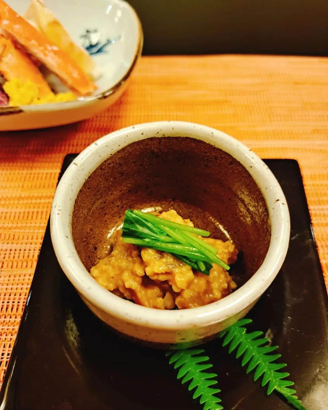 川原ちかよさんのインスタグラム写真 - (川原ちかよInstagram)「先日、黄綬褒章受賞記念の司会をさせて頂きまして(光栄です！)、 その時の打ち上げをしましょう！と、 京都丹波の老舗料亭「八光館」で 松茸づくしのお料理を頂きました✨  最初の一品が「松茸のからし漬け」で、 保守派の私としては、えっ😦と思ったのですが、 これだけでもええんちゃうか！と 一瞬思ってしまうほどの美味しさ。 (女将秘伝らしい！初めて食べました。)  「焼き松茸」は、塩をもみこんで焼くだけ。 お箸で食べるのではなく、 手でしゃく(裂くを地元の人は"しゃく"と言うらしい)と教わり、その通りにしたら、贅沢感増しました(笑)  「土瓶蒸し」は、すっぽんと。 松茸とすっぽんの相性はよいらしい。 「松茸の牛鍋」も言うまでもなく美味しかったですが、「松茸と鱧の水菜蒸し」も最高！ 鱧で松茸をくるんで頂くと言う、 贅沢さ。 10月だと丹波産の松茸にはまだ早いので、 丹波の松茸とはいかないらしいのですが、 名残り鱧と松茸のコンビネーションを楽しむことができるとのこと。 いやいや、もうこれが、 ジャンルを超えたコラボレーション！と言う感じで、美味しかったーー。 ただ、松茸をホイホイ出すのではなく、 八光館が考えるコラボレーションの数々で提供してくださいました。  松茸の美味しい食感は、 "シャキシャキ キュッキュ"らしい(笑) なので、土瓶蒸しにも早くから松茸は投入されなかった。 香りはもちろんやけど、 このシャキシャキ キュッキュの食感が松茸の美味しさで、 この食感がまた香りをお口の中に広げてくれるんですねー。  八光館の社長さんは、お話しも上手で、 そんなことも教えてくれたのですが、 その中で「食」と言う字は、 人を良くすると書くと言うのには、 ほんまやー！なるほどー！と納得。  初物を食べると寿命が長くなるとか、 旬なものは頂かんとあかんとか、 おばあちゃんとか言うてたけど、 ほんま、そういうことですね。 食は人を良くする。 ただ食欲を満たすのではなく、 季節だったり、素材を感じながら頂くこと。 それも大切。 それには地元で頂くことですよね。  よく考えたら、 銀座や祇園で松茸採れるわけちゃうし。  八光館。私がお邪魔する数日前に、 ますだおかだの増田さんが、 読売テレビのtenのロケで来られたそうで。 (そこにも縁を感じました！) 増田さんにLINEしたら 「ええ社長さんでロケ助かった！」と、 あと「街の人もさすが城下町、 ええ人ばっかりやった」って言うてはりました。 オンエア見たら、社長、 増田さんのコメント奪う勢いでした🤣  そう、このエリアは、 いわゆる【森の京都エリア】で、 食はもちろん、 歴史的にも興味深いことたくさんありそう。 そのあたりも勉強しにまた行きたいし、 森の京都は、もっとアピールすべきだ！ と強く思って帰ってきました。  東京の人にも八光館をすすめたいわ！ 地元で地元の美味しいもん食べて！ (と、私が言うまでもなく、 東京から来はるらしいです。 ほんまに美味しいもん知ってる人はそうなんやね。)  冬もまた伺いたいです！  本当にご馳走さまでした！  #八光館 #南丹市八木町 #松茸 #松茸づくし #森の京都」10月26日 18時41分 - chikayo_baby