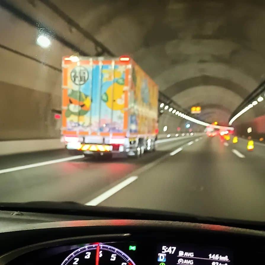 松本隆博のインスタグラム：「東名高速道路なう。⁡ ⁡そこに愛媛の🍊トラックが⁡ 隣に来たからこれはもう、⁡ ⁡写真撮るしかないよね‼️‼️‼️⁡ ⁡⁡ ⁡愛媛県人!! 伊予レンジャー∠(　˙-˙ )／!! 東京まで…行ってこーわい‼️⁡ ⁡⁡ ⁡還暦少年松本隆博」