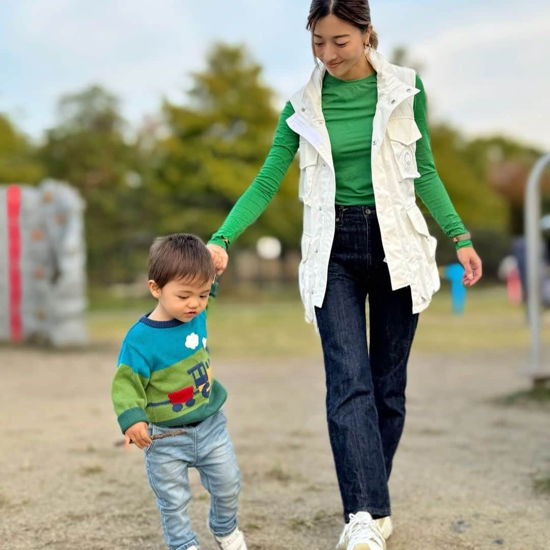 黒ユイさんのインスタグラム写真 - (黒ユイInstagram)「#親子コーデ #親子リンクコーデ   この公園1番すきかも💕 ドッグランも子供用の遊び場もある🥰  私 トップス　#cos デニム #studious ジレ　#canadagoose  くつ　#balenciaga   息子 ニット　#kite パンツ　#next くつ　#asics  #公園　#ootd #親子モデル　#公園コーデ」10月26日 18時44分 - yui_my_life