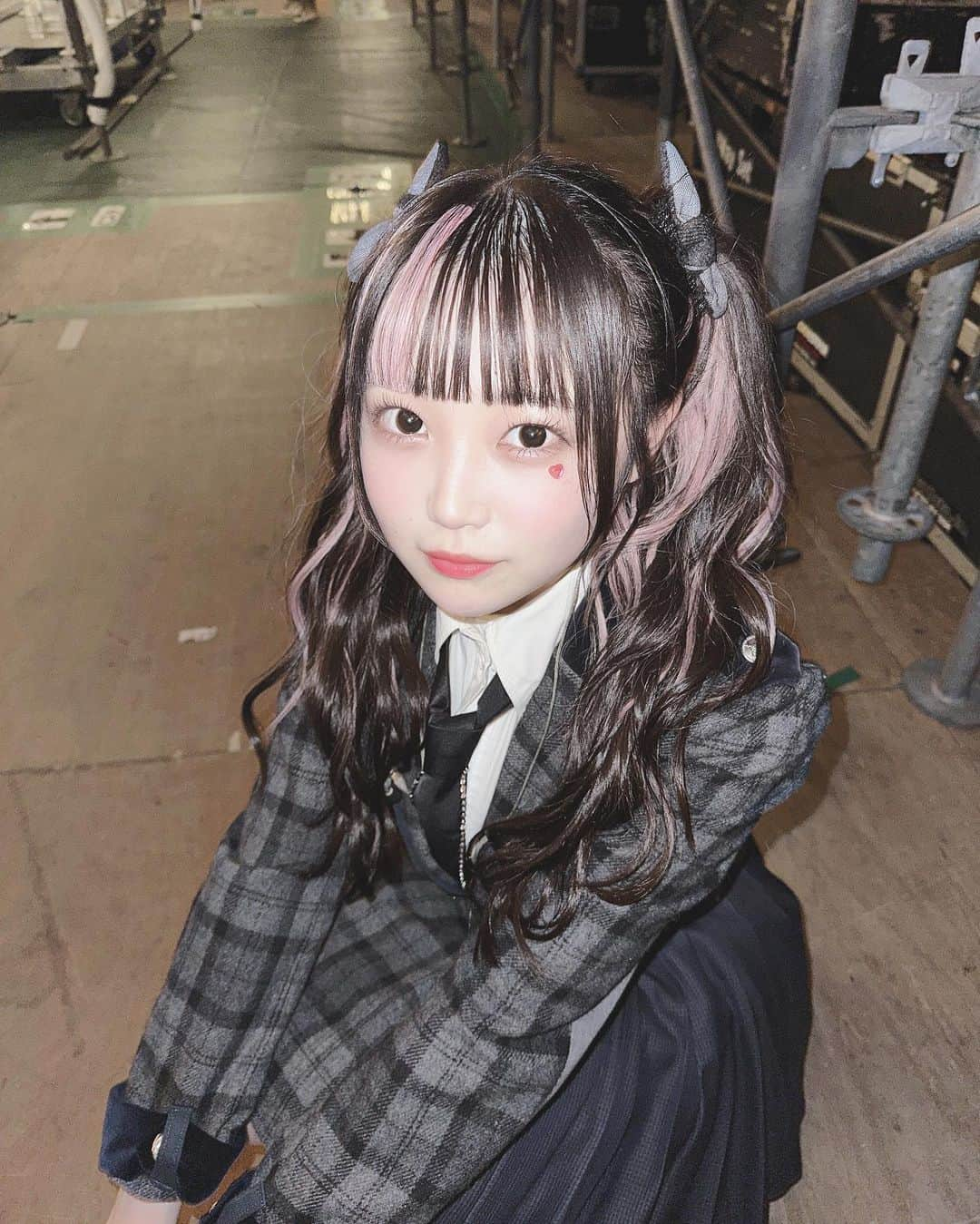 佐藤美波のインスタグラム：「♡♡♡  かわいい？よねー？🥰🥰   #akb48 #アイドル #idol #ツインテール #ツインテールアレンジ #インナーカラー #メッシュ」