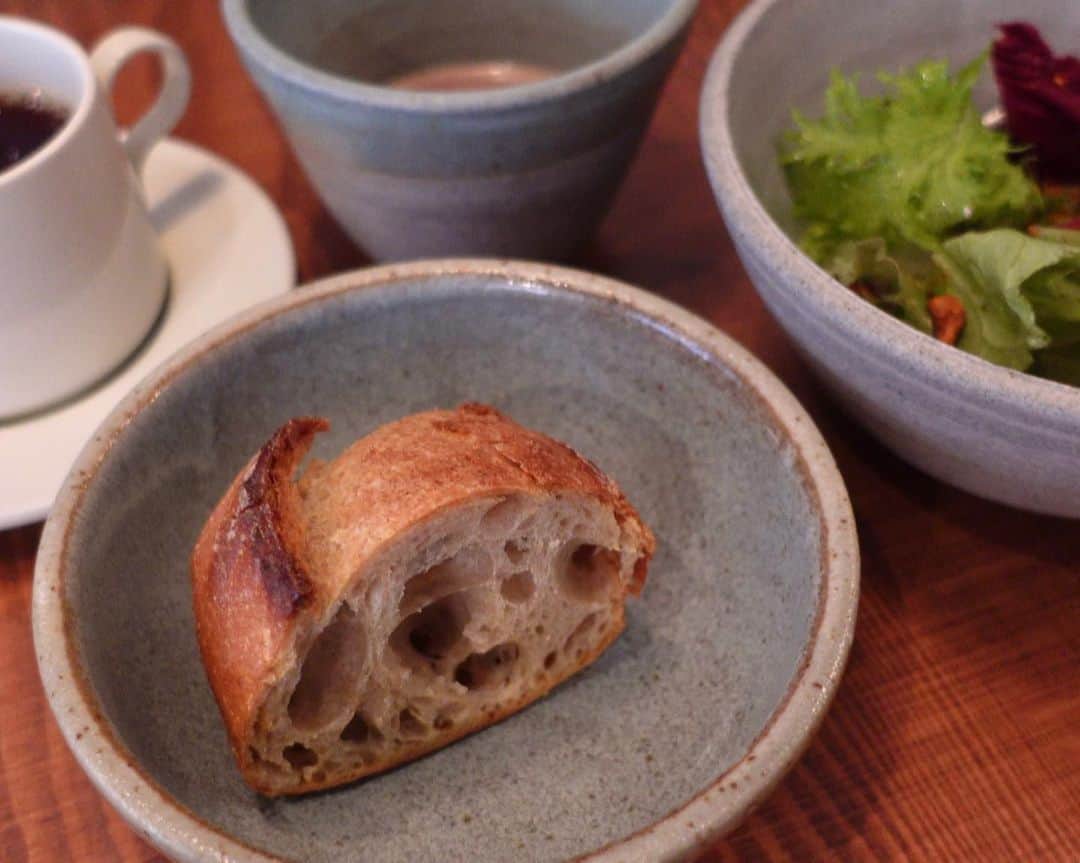 sayumi katoさんのインスタグラム写真 - (sayumi katoInstagram)「しほちゃん @mymtsh とランチ。 快晴のような気持ちが晴れる笑顔のしほちゃんに元気もらった👐🏻☀️ ⁡ 日本橋のBANKは最近よく行っていたけれど、Bistro yen @yen_bistro_tokyo は初めて！✨ オシャンで美味しかった🤝🏻💚💜 いつも混んでるから、早めに行くと良いかも！ ⁡ ランチタイムの予約はコースのみできます✨ ⁡ 8枚目の動画は、写真を撮るつもりが動画だった時のあるあるな光景。 こういう自然体な笑顔が好き。 ⁡ 9枚目は、2人の服が何だか怪しげ団体みたいだねと話題になったので、合掌🙏🏻 ⁡ ⁡ #Bistroyen#日本橋カフェ#ビストロyen#日本橋BANK」10月26日 19時05分 - say_ume