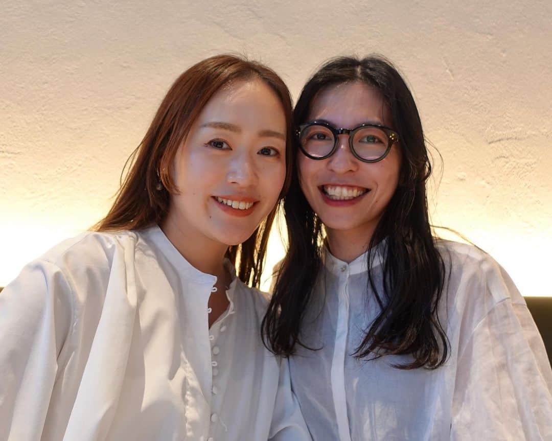 sayumi katoさんのインスタグラム写真 - (sayumi katoInstagram)「しほちゃん @mymtsh とランチ。 快晴のような気持ちが晴れる笑顔のしほちゃんに元気もらった👐🏻☀️ ⁡ 日本橋のBANKは最近よく行っていたけれど、Bistro yen @yen_bistro_tokyo は初めて！✨ オシャンで美味しかった🤝🏻💚💜 いつも混んでるから、早めに行くと良いかも！ ⁡ ランチタイムの予約はコースのみできます✨ ⁡ 8枚目の動画は、写真を撮るつもりが動画だった時のあるあるな光景。 こういう自然体な笑顔が好き。 ⁡ 9枚目は、2人の服が何だか怪しげ団体みたいだねと話題になったので、合掌🙏🏻 ⁡ ⁡ #Bistroyen#日本橋カフェ#ビストロyen#日本橋BANK」10月26日 19時05分 - say_ume