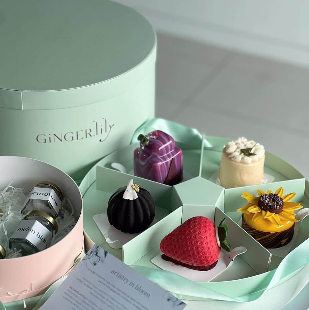 Little Miss Bento・Shirley シャリーのインスタグラム：「Finally some really good cakes! These beautiful ones from @ginger.lilysingapore were clearly meant to fill the tummy ♥️🥹 I almost squealed at how gorgeous they were when I opened up this Artistry in Bloom cake collection.  My personal favorite has to be The Sunflower 🌻. Bergamot Tea-infused Pain de Gênes with a rich Alphonso Mango Compote and Mango Mousse.  Coming real close is the 🍫 Ginger.Lily Cacao Garden with its house-made Botanique en Fleurs 68% chocolate blend, infused with red fruits and floral essences, paired with a Chocolate Génoise. I mean chocolate always wins 😝!  The most chio and kawaii one is probably the Strawberry Mochi Shortcake, designed to look like 🍓, using Fresh Strawberries Compote, Mochi and Chantilly Cream.   @hiltonsingaporeorchard @ginger.lilysingapore @upcycle_comms #HiltonSingaporeOrchard #GingerLilySingapore.」