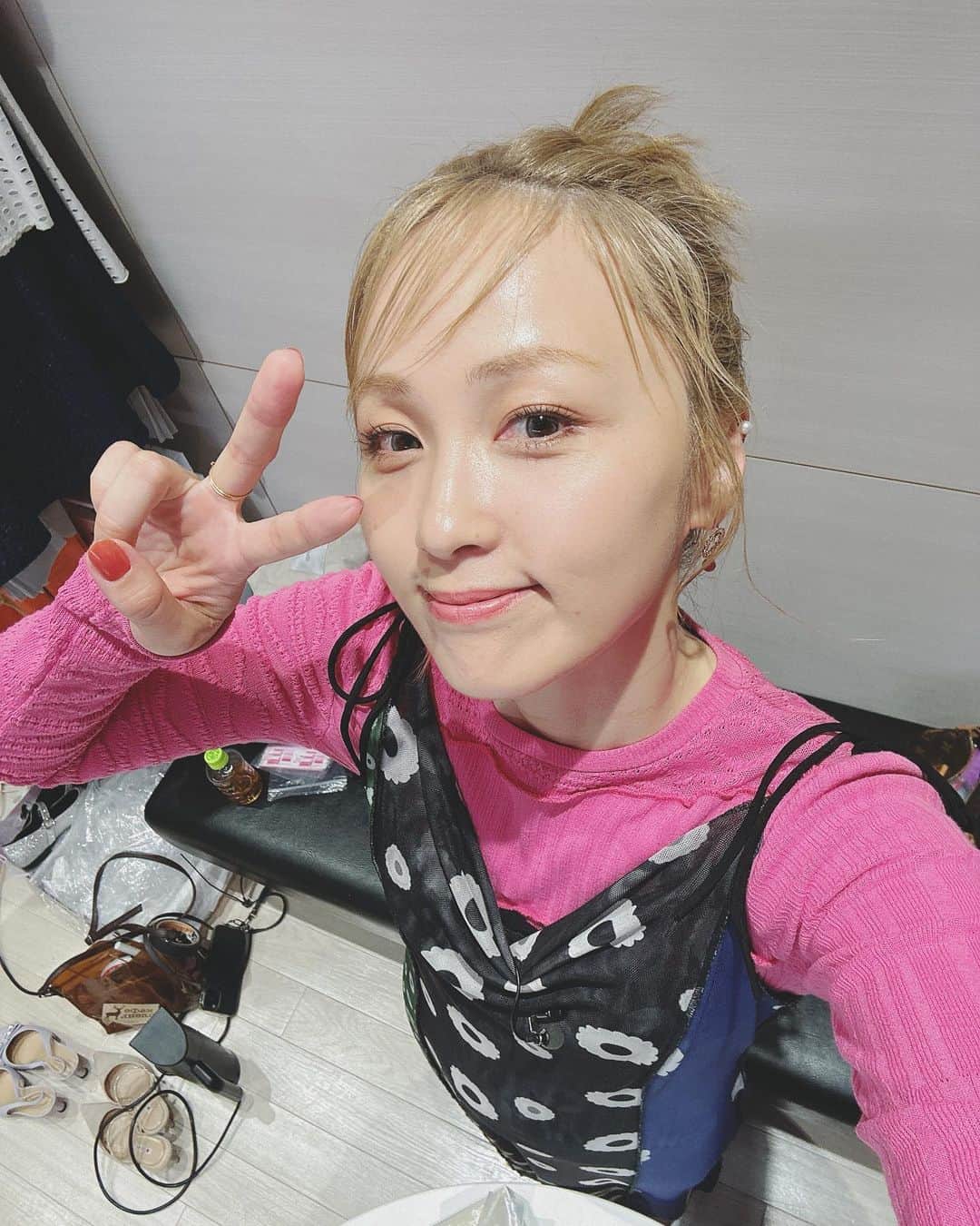 のインスタグラム：「いつものヘアメイクさん @fukuda_midori_hm が、今日はメイクのやり方を少し変えてくれたらしく 収録終わりで楽屋帰ったら 「今日のメイク可愛いかったー！」 って満足そうだったのが面白かったwww  確かに、可愛かった😘❤️ いつも本当に感謝ですぅーーー‼︎‼︎  そして、今日はカラコンも変えてみた👀 グレーっぽいブルーみたいなの欲しくて @kiyotabi がオススメのをお試しでいくつかくれたのをつけてみたら、めちゃいい感じ‼︎ 気に入ったから買いた足そーっと✌️  そして、今日も楽しい収録でした🎵 あの番組で伝わるかな？w  オンエアお楽しみにぃーーー❤️」