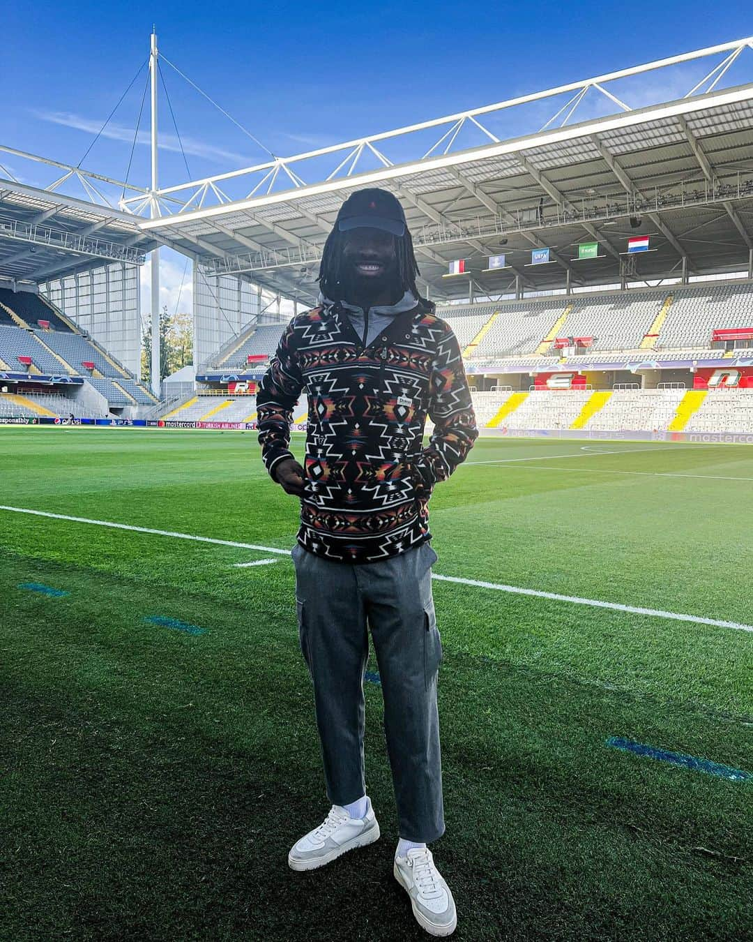 ヨハン・ジュルーのインスタグラム：「Nous sommes des privilégiés🥹 Des frissons des Corons à une soirée magique parisienne dans tous les sens du terme 🙌🏾⚽️  Le charbon continue ⚽️💪🏾」