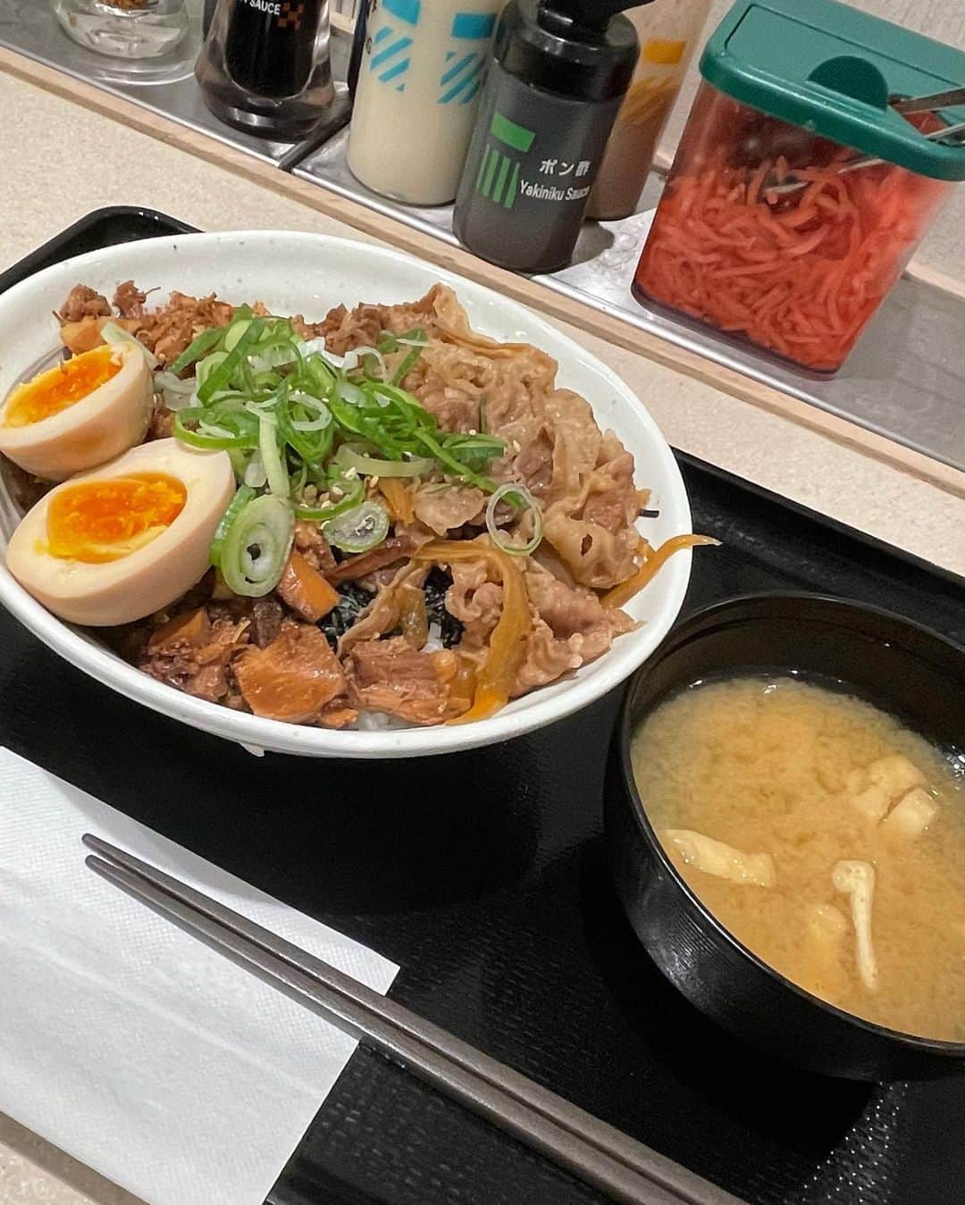 北岡悟さんのインスタグラム写真 - (北岡悟Instagram)「10/22午後、天野さんと11月後半から都内で同居開始の為、二人で新居の内見へ👀🏠 横浜にトンボ返りして、先ずはみなとみらいのEggs'n Thingsに向かいました。 Eggs'n Things入店待ちの列に並んでいたら、列向かいのminato coffeeが美味しそうで、列に並んでいる間に私コーヒー飲もうと購入、アイスクリームも売っていたから、天野さん欲しいだろうと確認して合わせて購入、列に並びながらのティータイム🍦☕️ 肝心のEggs'n Thingsでは、天野さんは何しか生クリームが凄いことになってるパンケーキ、一方私は"ヘルシー幻想"アサイーボウル、天野さんのパンケーキも一枚半分けてもらいましたがね😏🥞 続いて、万葉倶楽部でサクッと入浴♨️ 湯上がり、屋上庭園で足湯したんですが、ぬるいを超えて若干冷たく、短時間で済ましました⤵️😔👣👣 気を取り直すべく、クイーンズスクエアの31🍨✨ 最後はそこからてくてく歩いて、松屋、関内ベイスターズ通り店で魯肉飯、魯肉コンボ牛めしを頂きました、大満足💮 #横浜みなとみらい #みなとみらい #minatocoffee #みなとみらいモカソフト #本日のコーヒー #eggsthings #パンケーキ #ストロベリーホイップクリームとマカダミアナッツ #ストロベリーホイップクリームとマカダミアナッツのパンケーキ #ヘルシー幻想 #アサイーボウル #横浜みなとみらい万葉倶楽部 #みなとみらい万葉倶楽部 #万葉倶楽部 #万葉倶楽部屋上足湯 #クイーンズスクエア #クイーンズスクエア横浜 #31 #松屋 #松屋関内ベイスターズ通り店 #関内ベイスターズ通り #関内ベイスターズ通り店 #松屋魯肉飯 #魯肉飯 #魯肉コンボ牛めし #魯肉コンボ牛めしライス大盛り」10月26日 18時50分 - lotuskitaoka