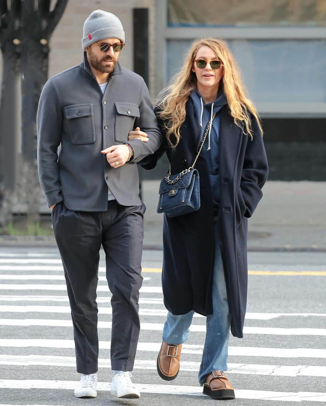 Blonde Saladさんのインスタグラム写真 - (Blonde SaladInstagram)「Blake Lively officially opened the Ugg Season, simply walking in New York with her husband Ryan Reynolds. The couple was seen in comfy chic outfits. Blake wore a monochromatic fit with a blue hoodie, jeans and a navy trench coat paired with a royal blue Chanel quilted crossbody bag. And on her feet, not a mini or a flat pair of Ugg, Lively wore the chestnut platform mules created for the collaboration of the brand with Opening Ceremony. The sleek leather slip on features an oversized buckle on the front of the shoe, a chuncky 2-inch platform and a sherling lining. Autumn has never been so lovingly comfy chic. 💖🍂✨  📸 Getty images   #BlakeLively #Ugg #NewYork #RyanReynolds #OpeningCeremony #TheBlondeSalad」10月26日 18時50分 - theblondesalad