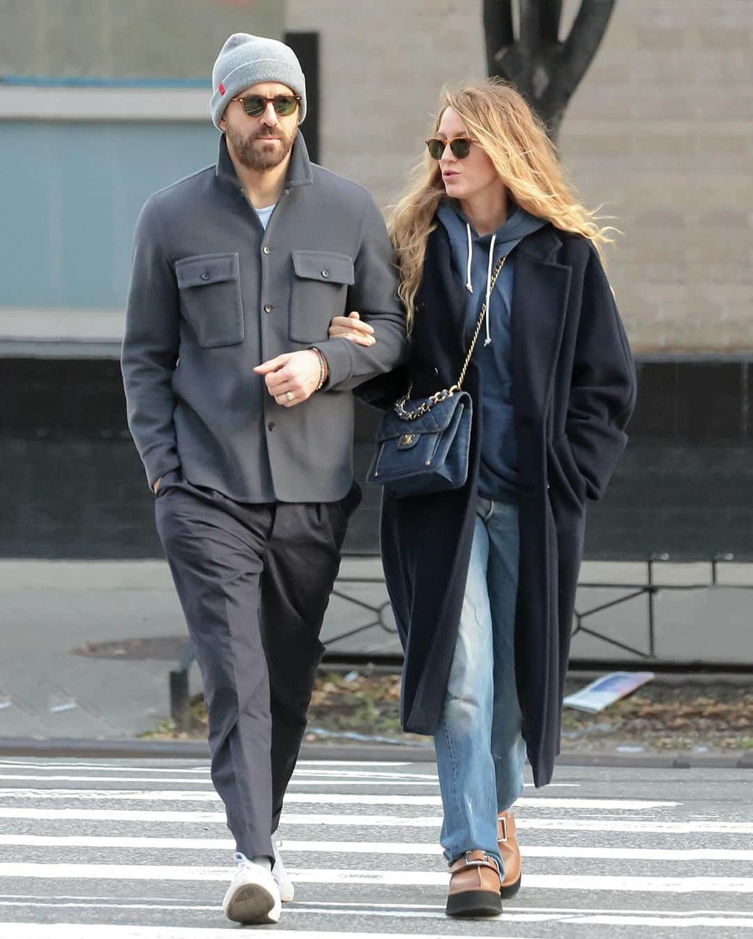 Blonde Saladさんのインスタグラム写真 - (Blonde SaladInstagram)「Blake Lively officially opened the Ugg Season, simply walking in New York with her husband Ryan Reynolds. The couple was seen in comfy chic outfits. Blake wore a monochromatic fit with a blue hoodie, jeans and a navy trench coat paired with a royal blue Chanel quilted crossbody bag. And on her feet, not a mini or a flat pair of Ugg, Lively wore the chestnut platform mules created for the collaboration of the brand with Opening Ceremony. The sleek leather slip on features an oversized buckle on the front of the shoe, a chuncky 2-inch platform and a sherling lining. Autumn has never been so lovingly comfy chic. 💖🍂✨  📸 Getty images   #BlakeLively #Ugg #NewYork #RyanReynolds #OpeningCeremony #TheBlondeSalad」10月26日 18時50分 - theblondesalad