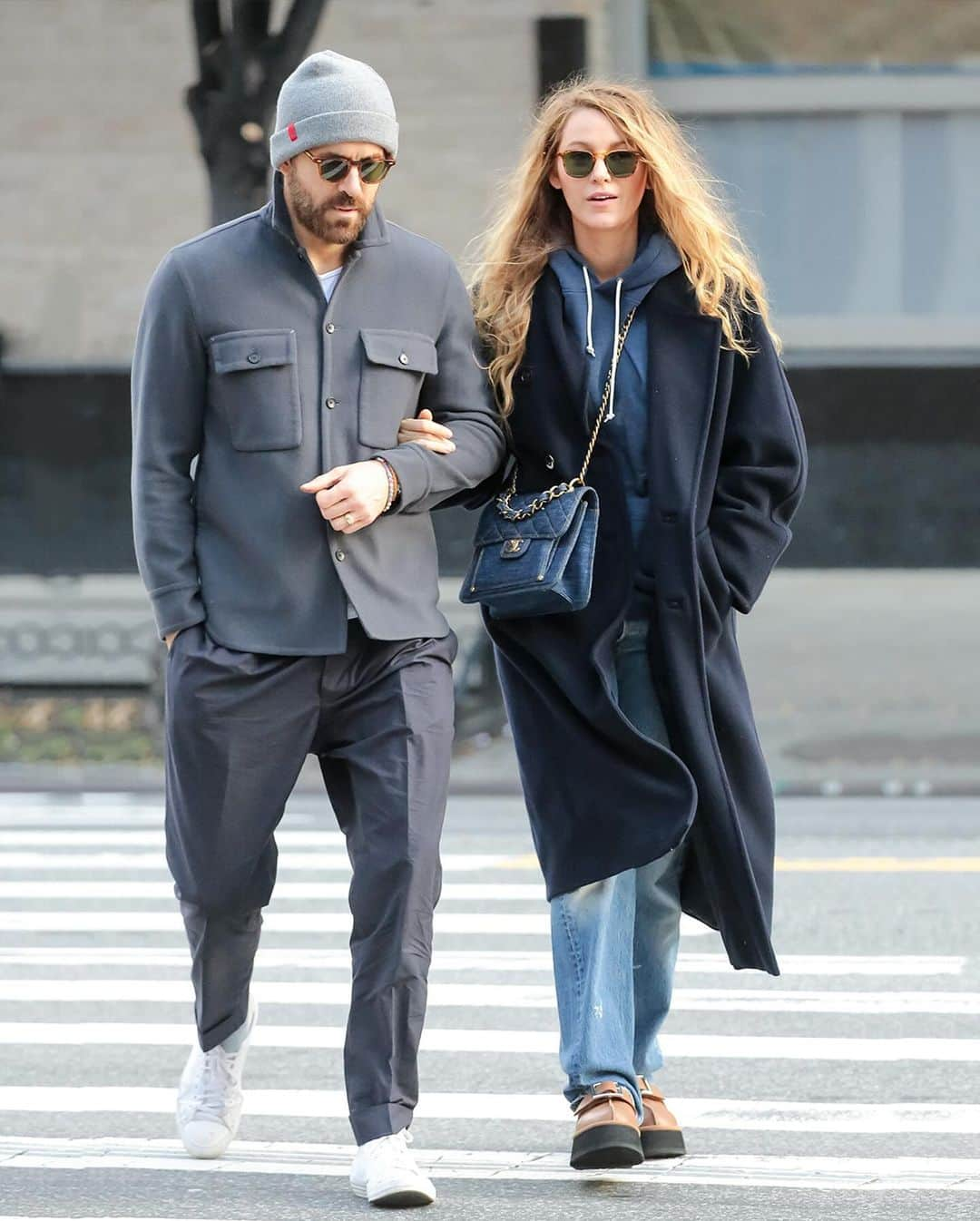 Blonde Saladさんのインスタグラム写真 - (Blonde SaladInstagram)「Blake Lively officially opened the Ugg Season, simply walking in New York with her husband Ryan Reynolds. The couple was seen in comfy chic outfits. Blake wore a monochromatic fit with a blue hoodie, jeans and a navy trench coat paired with a royal blue Chanel quilted crossbody bag. And on her feet, not a mini or a flat pair of Ugg, Lively wore the chestnut platform mules created for the collaboration of the brand with Opening Ceremony. The sleek leather slip on features an oversized buckle on the front of the shoe, a chuncky 2-inch platform and a sherling lining. Autumn has never been so lovingly comfy chic. 💖🍂✨  📸 Getty images   #BlakeLively #Ugg #NewYork #RyanReynolds #OpeningCeremony #TheBlondeSalad」10月26日 18時50分 - theblondesalad