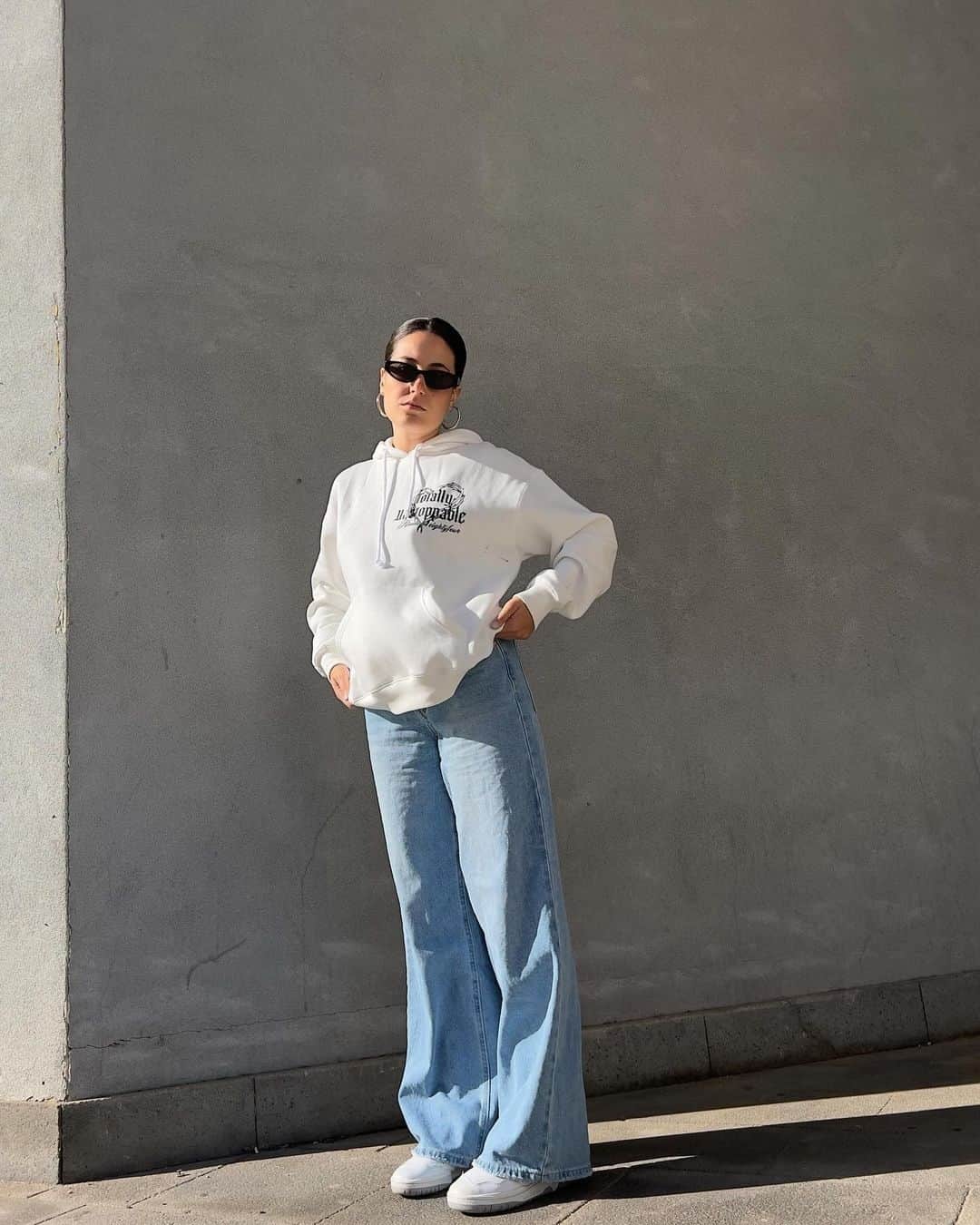 TALLY WEiJLのインスタグラム：「If cozy had a picture definition, this would be it ☁️ @rosynavy⁠ ⁠ Hoodie🔎 652906⁠ Jeans🔎 654258」