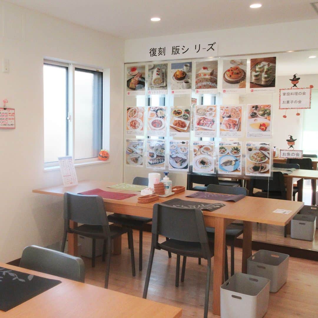 BETTER HOMEさんのインスタグラム写真 - (BETTER HOMEInstagram)「【ベターホームの教室訪問～南柏スタジオ編】  JR南柏駅東口より徒歩4分に位置する「南柏スタジオ」。 ベターホームでは初となる一軒家のスタジオです🏡 とてもアットホームな雰囲気なのでついつい長居してしまいそう…！  丈夫で使いやすい調理器具や、おいしくて体にいい食品の品ぞろえも豊富です。 南柏でしか習えない、「復刻クラス」も複数開催。詳しくは南柏教室へ☎  ☆プロフィールから「南柏」で検索  #ベターホームのお料理教室 #ベターホーム #料理教室 #Betterhome #南柏スタジオ」10月26日 19時00分 - betterhome_jp