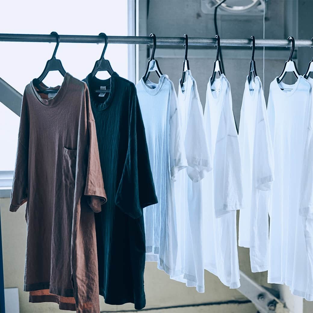 2ndSTREET/セカンドストリートさんのインスタグラム写真 - (2ndSTREET/セカンドストリートInstagram)「\新サービス魔法のクリーニング/ 独自技術により新たな価値を生み出す 機能付与サービス「魔法のクリーニング」とは？  セカストと、カバロスランドリーのコラボで生まれた多機能快適加工サービス「魔法のクリーニング」。 お持ちの服に吸水拡散・透け防止・撥水など様々な機能を付与することが可能です。  そんな「魔法のクリーニング」について、開発のきっかけやカバロスがセカンドストリートをパートナーに選んだ理由などを対談形式でご紹介。  詳細はハイライト「knowbrand」からご覧ください。  #knowbrandmagazine #ノーブランドマガジン #ノウブランドマガジン #2ndstreet #セカンドストリート #セカスト #ファッション雑誌 #ファッションマガジン #ファッション記事  #古着 #リユース #リユースショップ #reuseshop #ファッション #fashion #サステナブル #used #ユーズド #ブランド古着 #古着買取 #sdgs #ヴィンテージ #vintage #アメカジ #カバロス #カバロスランドリー #COVEROSS #coverosslaundry」10月26日 19時00分 - 2ndstreet_official