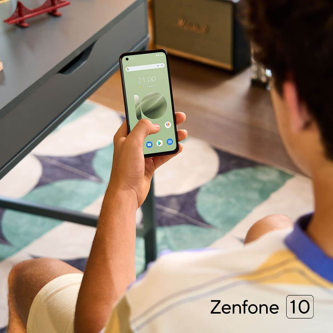 ASUSのインスタグラム：「Experience easy one-handed phone use at its finest. #ASUS #Zenfone10 #MIGHTYONHAND」