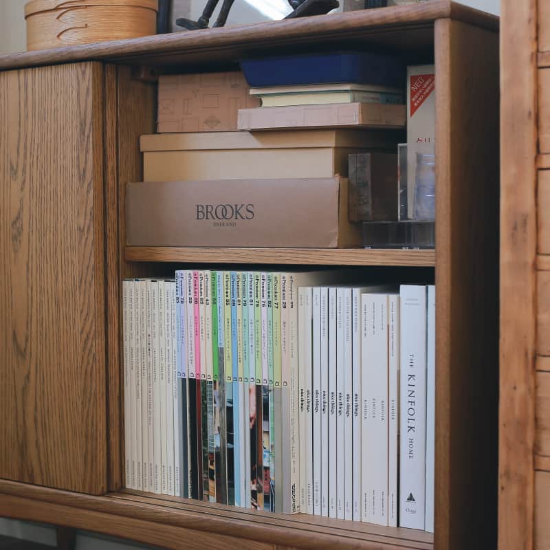 Re:CENO（リセノ）さんのインスタグラム写真 - (Re:CENO（リセノ）Instagram)「【スタッフの愛用品】6畳の書斎に、サイドボード「silta」をお迎えしました。  こんにちは。カメラマンの中原です。  念願のマイホームを建てまして、 ありがたいことに書斎をいただきました。  約6畳の書斎としては贅沢な空間。  ですが、好きで集めた雑貨など ついつい色んなものを詰め込んでしまい、 散らかって見えることに悩んでいました。  そこで、収納力を高めるべく 「silta（シルタ） 2ドアサイドボード」を お迎えしました。  画像2枚目：ビフォー 画像3枚目：アフター  siltaをお迎えした一番の決め手は、 素敵に「隠す収納」ができること。  雑多なものは扉の中に入れておけるので お部屋のノイズが消えて、 すっきりと美しい印象になりました。  なお、siltaシリーズには 今回ご紹介した2ドアサイドボードの他にも サイズや形が異なる全4種類がございます。 （画像8枚目）  お部屋の広さや好みのデザインに合わせて チェックしてみてくださいね。  ---------------------------------------  ●アイテムは、プロフィールのリンクからご覧いただけます🏠 ▶︎ @receno.interior  #receno #naturalvintage #interior #リセノ #ナチュラルヴィンテージ #インテリア #インテリアコーディネート #北欧インテリア #キャビネット #サイドボード #収納家具 #書斎」10月26日 19時00分 - receno.interior