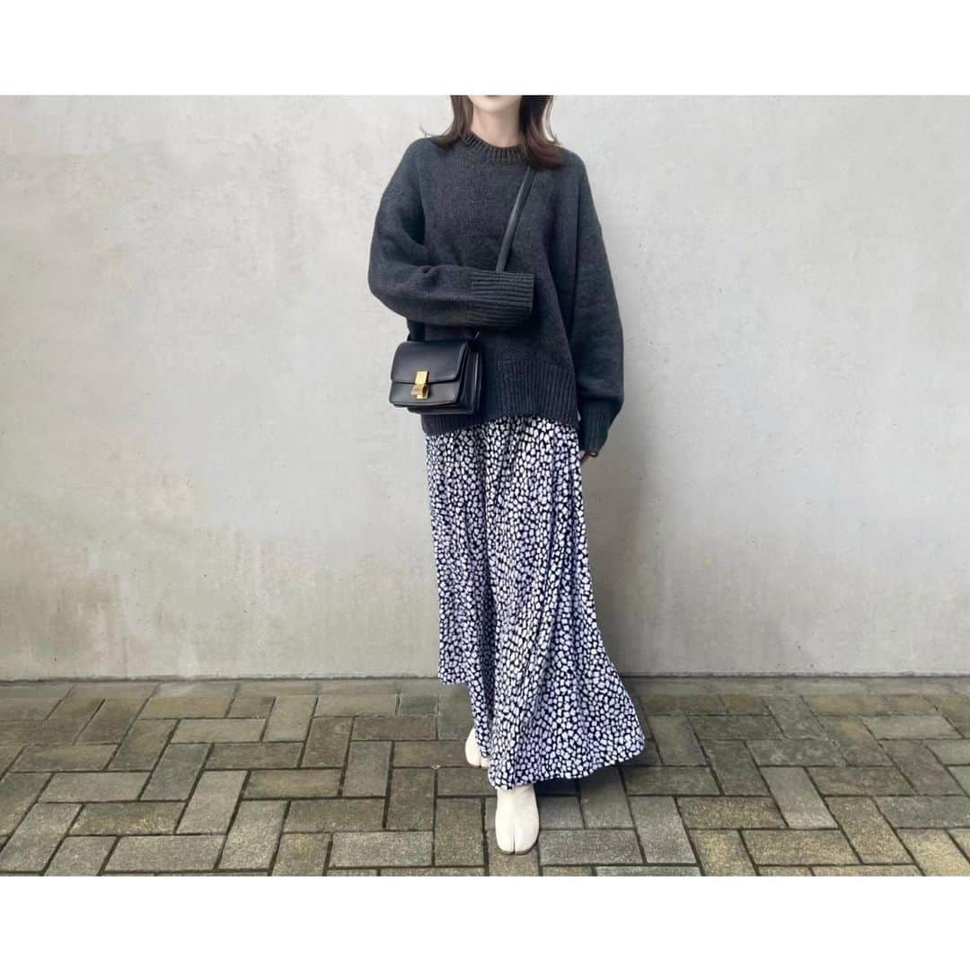 kumiさんのインスタグラム写真 - (kumiInstagram)「today's❤︎  knit @galerievie_jp  skirt @ronhermanstore  boots @maisonmargiela  bag @celine   今年も買い足したクルーネックニット。 絶対チャコールにしようと決めてた♡  やっぱりシルエットも上質な生地感もたまらなく好き。 大切に大切に着よう！  何年も前から同じshopで注文してるのだけど 今年もスパセ中にクーポンを使ってお得にget💐  #galerievie#ronherman#maisonmargiela#celine」10月26日 18時52分 - 93_0920