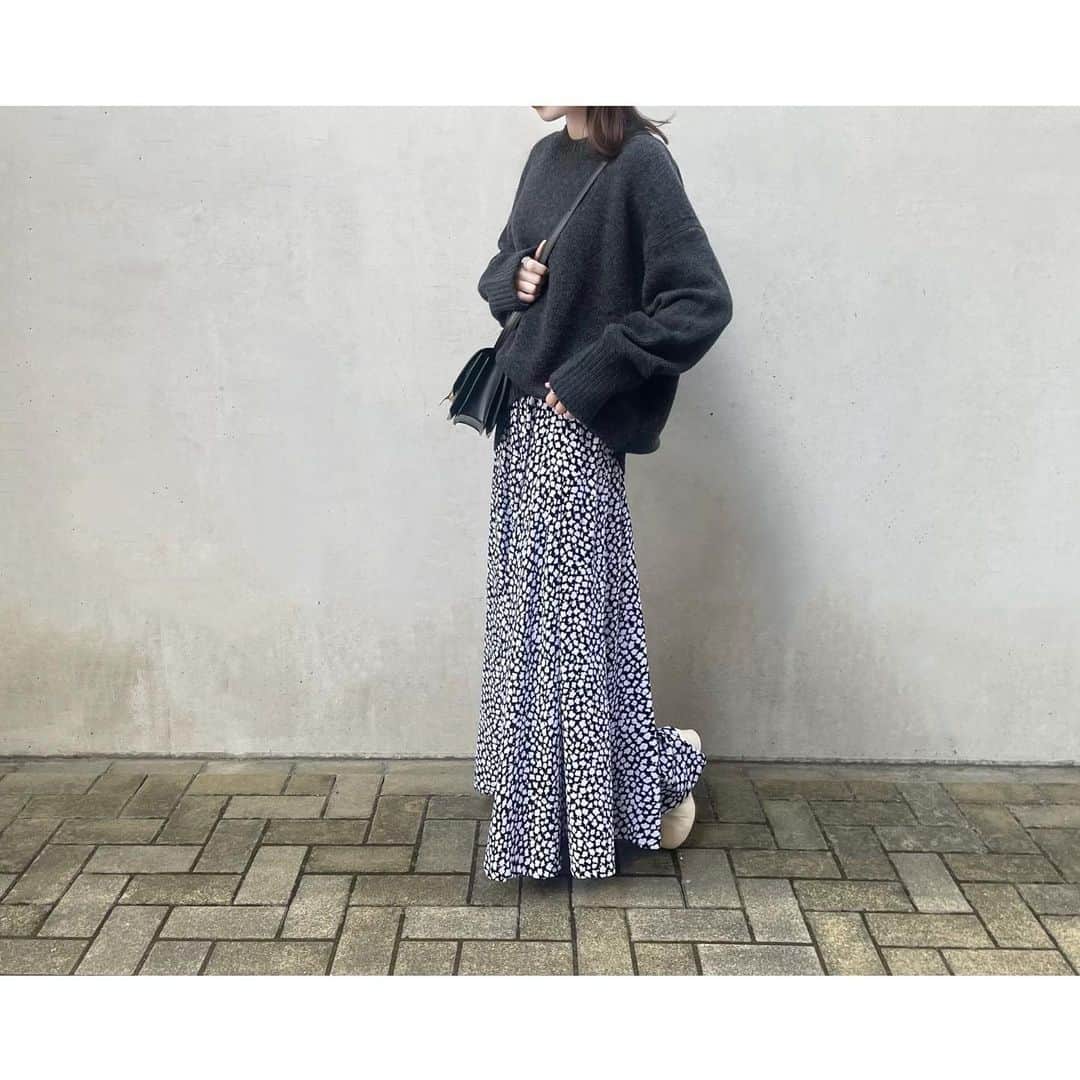のインスタグラム：「today's❤︎  knit @galerievie_jp  skirt @ronhermanstore  boots @maisonmargiela  bag @celine   今年も買い足したクルーネックニット。 絶対チャコールにしようと決めてた♡  やっぱりシルエットも上質な生地感もたまらなく好き。 大切に大切に着よう！  何年も前から同じshopで注文してるのだけど 今年もスパセ中にクーポンを使ってお得にget💐  #galerievie#ronherman#maisonmargiela#celine」