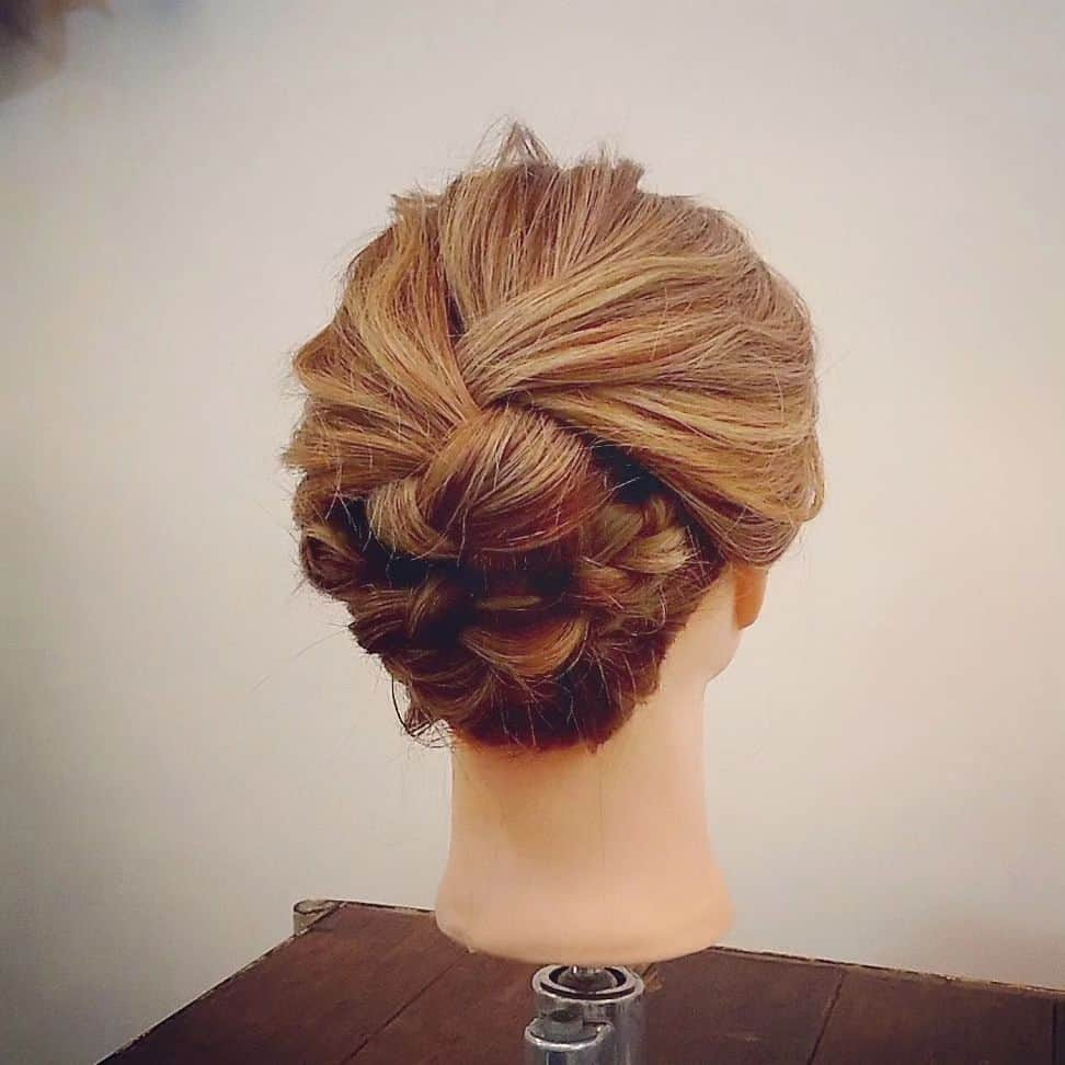 nest hairsalonさんのインスタグラム写真 - (nest hairsalonInstagram)「三つ編みアップアレンジ  トップを三つ編みにして残りの後ろの髪を左右に2本の三つ編みに。 三つ編みの毛先は輪になるように折ってゴムで結びます。 後ろの2本の三つ編みをそれぞれ反対側に持っていき先を内側に収めるようにして耳の後ろでピンで留めます。 トップの三つ編み丸めてピンで留めかたちを整えたら完成です。」10月26日 18時53分 - nest_hairsalon