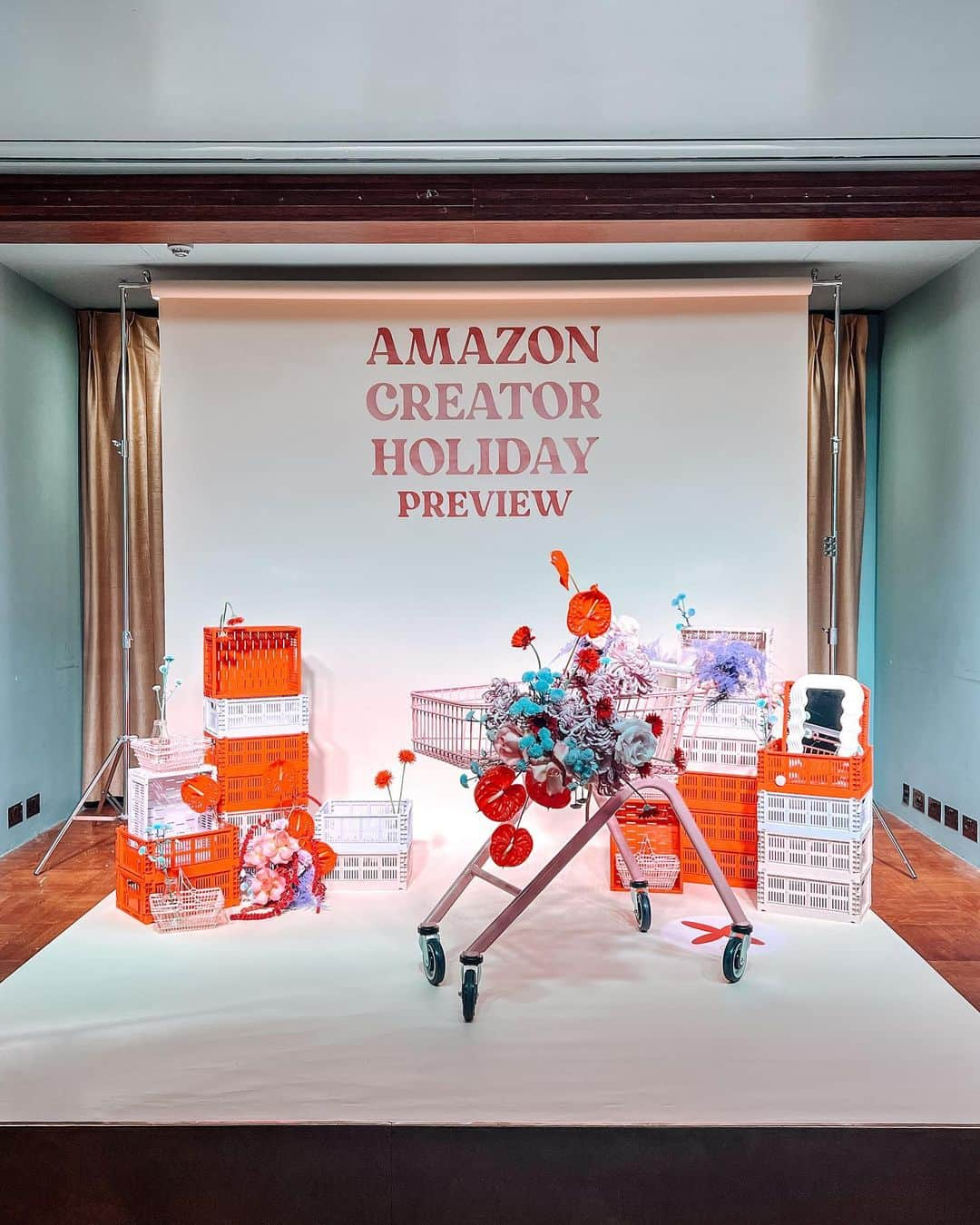 ルイーズ・ペントランドさんのインスタグラム写真 - (ルイーズ・ペントランドInstagram)「Little photo drop from my day at the Amazon Creator Holiday Preview. I’m not sure if I’m supposed to put ‘ad invite’ on this or not so popping that there just incase! (Feel free to correct me if I don’t need it!!)  Last year I signed up to the @amazoninfluencerprogram and I’ll be honest, I didn’t realllllly know too much about it other than it was an affiliate program. Affiliate programmes are where someone finds a product from a brand, shares that with an audience, the audience can buy the product for the original normal price but the person who shared the product gets a commission for sharing it. Eg. I share a jumper for (making up figures here) £10, you buy it, the jumper biz gives me 10p to thank me for promoting.  So, I thought Amazon was like that BUT I WAS WRONG!)  There’s a whole community of people who treasure hunt the best things on Amazon, including deals, offers, services and promotions. You can have your own ‘storefront’, you can add photos and also soon videos, people can follow you on there, it’s all quite social media vibes. Shopping Social Media!! There is still the affiliates element but I think there’s a lot more to it and I love that!  Anyway, yesterday I got to meet loads of the @amazonuk team, lots of amazing people who are part of the program (hello to @chanelambrose, @emshelx, @bylouiseemmaclarke and @curvy_roamer 👋🏻👋🏻👋🏻) and see what’s coming up on the platform!  I’m going to be posting more of my amazon finds on stories and will keep them all in a highlight bubble. If you prefer not to click my links, no worries at all, we can still be friends. If you do, thank you and enjoy!!  Big, big thanks to @larajoannajarvis who spent so long this summer explaining it all to me, even when I was being incredibly slow and not getting it Ahahaha!   As my first bit of ‘market research’, (if you’re still reading this far), what do you buy most on Amazon?? And, are you a Prime Member or regular? Xxx  PS- don’t judge me for taking a pic of the sinks. Those loos were cool! 🤣」10月26日 18時54分 - louisepentland