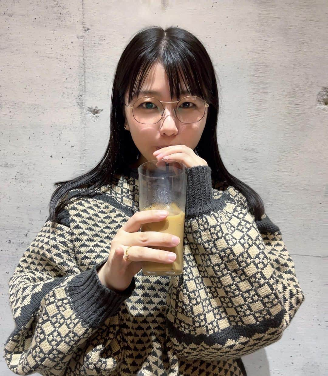 今井瞳さんのインスタグラム写真 - (今井瞳Instagram)「☕️ ㅤㅤㅤㅤㅤㅤㅤㅤㅤㅤㅤㅤㅤ ㅤㅤㅤㅤㅤㅤㅤㅤㅤㅤㅤㅤㅤ お散歩していい感じの カフェを見つけた日☁️ 店内はレコードが流れてました＊ ㅤㅤㅤㅤㅤㅤㅤㅤㅤㅤㅤㅤㅤ コーヒーに拘りがあるみたいで 日替わりで5種ほどあるみたい！ 丁寧に説明してくださって 興味はとてもあったんやけど、 残念ながらブラック飲めないので カフェオレを注文しました😌 . あああああああ、、、 飲み比べとかできたらなぁ さらにカフェタイムが楽しくなるんやろうなぁ と思いながら飲んだアイスカフェオレ。 その一歩へと思ってノンシュガーで 飲んでみたけど苦かった🙂 シロップいただきました！笑 ㅤㅤㅤㅤㅤㅤㅤㅤㅤㅤㅤㅤㅤ ㅤㅤㅤㅤㅤㅤㅤㅤㅤㅤㅤㅤㅤ ㅤㅤㅤㅤㅤㅤㅤㅤㅤㅤㅤㅤㅤ#instacafe #カフェ #cafe #カフェ巡り#카페투어　#follow #メガネ女子 #アルマミカ #arumamika  #いいね返し #likesforlike #今井瞳」10月26日 18時54分 - i_hitomi_0531