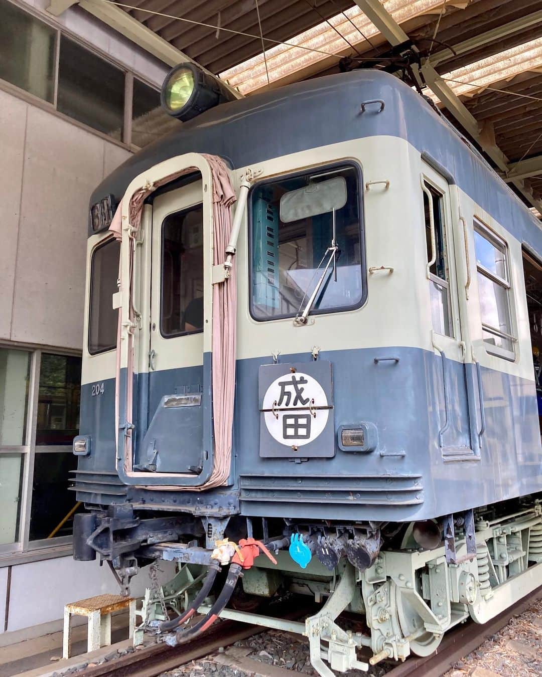 墨田区さんのインスタグラム写真 - (墨田区Instagram)「スタイリッシュでいつもピカピカのスカイライナー。  その秘密は宗吾車両基地にありました。  レジェンドの初代スカイライナーに見守られながら、  現役で活躍する京成の車両たち。  そしてこの地で訓練に励む社員のみなさん。  「安全第一」がまずあっての鉄道です。  私たちが鉄道を日々楽しめるのも、社員の  みなさんが安全を一から一丸となって  一生懸命作ってくれているから。  京成電鉄の車庫と養成所に入れていただいて、  数字の「１」のように  背筋がぴーんと伸びました！  撮影者：吉川正洋（ダーリンハニー） 🚄@dhyoshikawa🚄  ————————————— 10月29日（日）〜ジェイコム11ch ※すみだエリア 吉川正洋・廣田あいかの#すみだ電電車車  第7回は、京成曳舟駅や押上駅を走る、 京成電鉄の宗吾車両基地と養成所に潜入⛑️❕ —————————————  #ダーリンハニー #吉川正洋 #ぁぃぁぃ #撮り鉄 #鉄道のある風景 #墨田区 #すみだ#東京 #sumida #日本 #鉄道好きな人と繋がりたい#鉄道好き #鉄道 #鉄道写真 #鉄道のある写真#鉄道風景 #わたしのすみだ自慢 #京成電鉄#京成#スカイライナー #宗吾参道 #車両基地 #養成所 #京成パンダ#押上#京成曳舟#八広」10月26日 18時56分 - sumida_official
