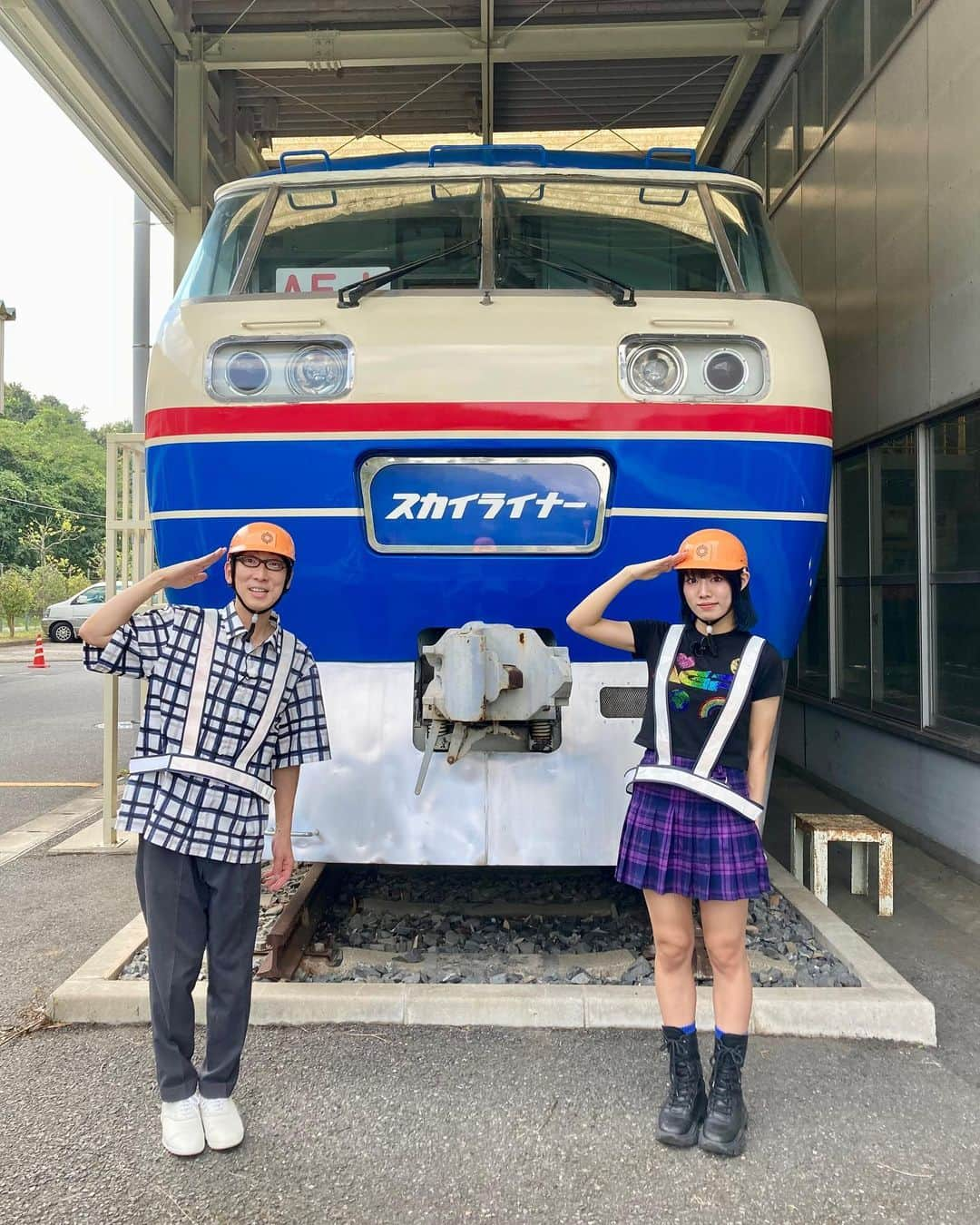 墨田区さんのインスタグラム写真 - (墨田区Instagram)「スタイリッシュでいつもピカピカのスカイライナー。  その秘密は宗吾車両基地にありました。  レジェンドの初代スカイライナーに見守られながら、  現役で活躍する京成の車両たち。  そしてこの地で訓練に励む社員のみなさん。  「安全第一」がまずあっての鉄道です。  私たちが鉄道を日々楽しめるのも、社員の  みなさんが安全を一から一丸となって  一生懸命作ってくれているから。  京成電鉄の車庫と養成所に入れていただいて、  数字の「１」のように  背筋がぴーんと伸びました！  撮影者：吉川正洋（ダーリンハニー） 🚄@dhyoshikawa🚄  ————————————— 10月29日（日）〜ジェイコム11ch ※すみだエリア 吉川正洋・廣田あいかの#すみだ電電車車  第7回は、京成曳舟駅や押上駅を走る、 京成電鉄の宗吾車両基地と養成所に潜入⛑️❕ —————————————  #ダーリンハニー #吉川正洋 #ぁぃぁぃ #撮り鉄 #鉄道のある風景 #墨田区 #すみだ#東京 #sumida #日本 #鉄道好きな人と繋がりたい#鉄道好き #鉄道 #鉄道写真 #鉄道のある写真#鉄道風景 #わたしのすみだ自慢 #京成電鉄#京成#スカイライナー #宗吾参道 #車両基地 #養成所 #京成パンダ#押上#京成曳舟#八広」10月26日 18時56分 - sumida_official