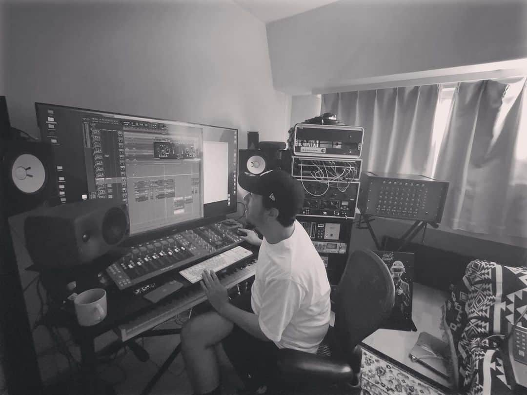 村上佳佑さんのインスタグラム写真 - (村上佳佑Instagram)「💻💻💻  new song???🤷🏻‍♂️  #songwriting  #browneyedsoul  #murakamikeisuke」10月26日 18時58分 - keisukemurakami_official