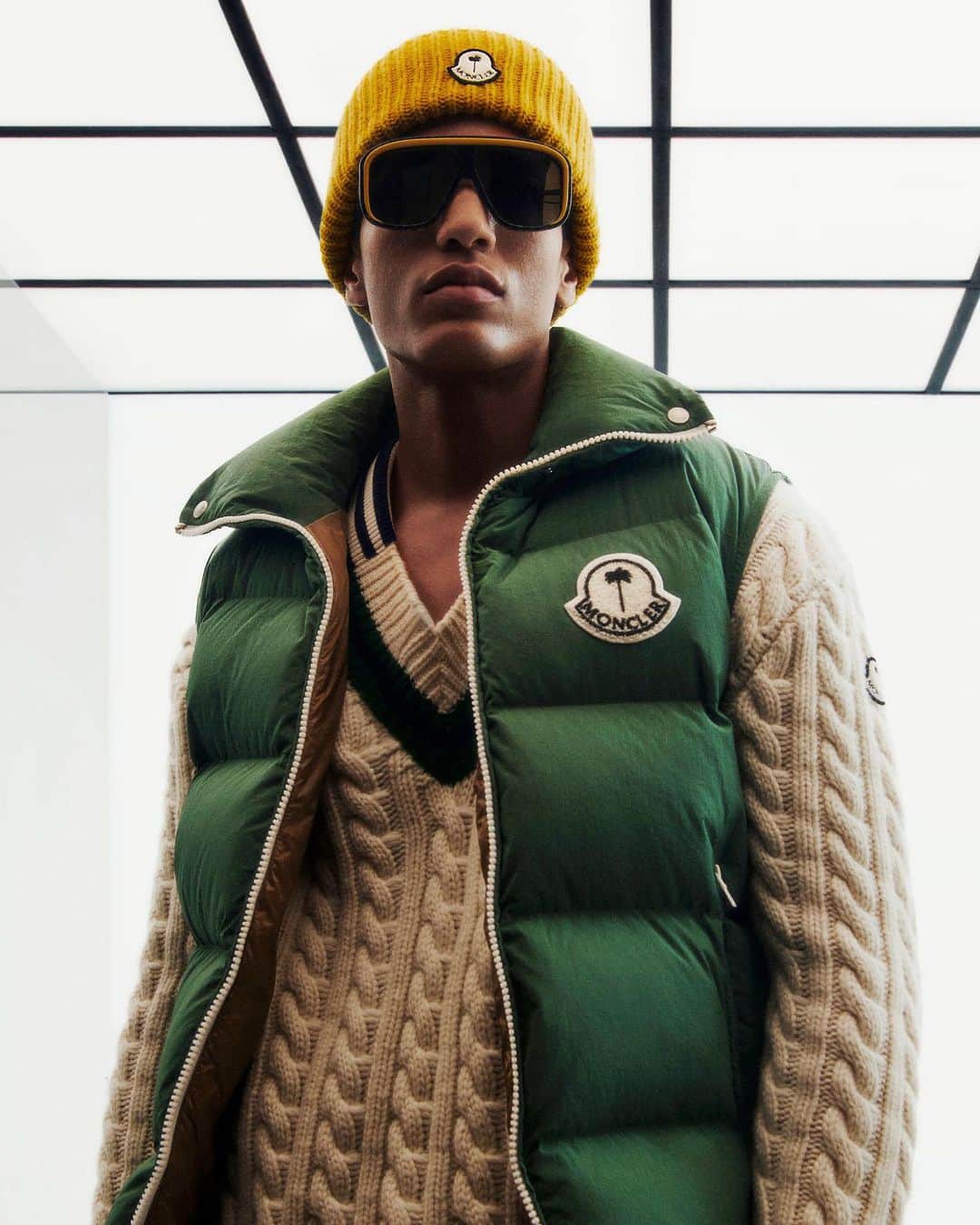 I.T IS INSPIRATIONのインスタグラム：「The Moncler x Palm Angels collection is a gender-neutral collection that further explores Ragazzi’s endless fascination with vintage aesthetics, particularly from the '90s, and Americana archetypes. It is interpreted through the distinctive Palm Angels filter, exuding a post-preppy feel. Elements from that enduring code are turned around and upside-down on cable-knit sweaters, cable puffers, and an aged leather biker jacket.  The collection is now available at selected I.T store.  #ITHK #ITeSHOP #Moncler #PalmAngels」