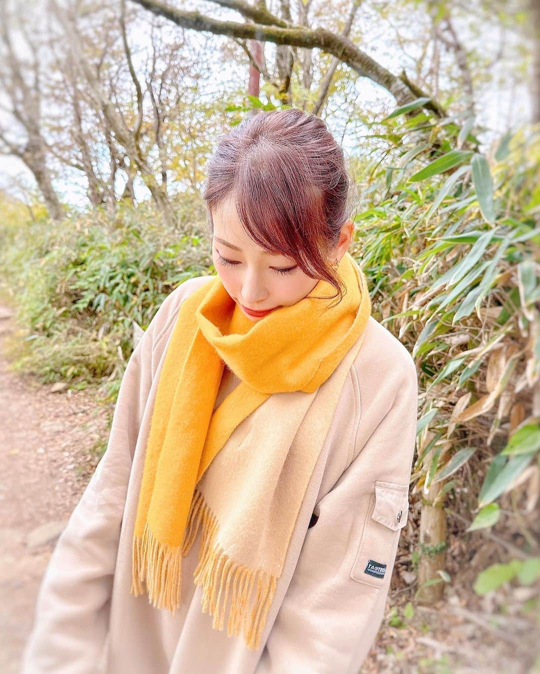 りほさんのインスタグラム写真 - (りほInstagram)「もうすっかり秋ですね🍂 朝晩は急に寒くなってきてそろそろ冬支度です✨☺️  マフラーが活躍する季節💕 秋は紅葉も綺麗だし、雪山になる前に行きたくなっちゃう❤️🤭葉っぱたちも少しずつ色付いてきてます😍  ぐんと気温が下がる山の上でもマフラー一枚あるだけで寒くなくなるのだっ😆笑  Utukkyの高品質カシミヤ100%のリバーシブルマフラー🧣リバーシブルで両面使える嬉しい2way仕様😆  柔らかい肌触りと上品な光沢感で、街でもアウトドアでも使えるっ✨☺️これ一枚であったかい😍  日本は四季があっていろんな季節が楽しめるから好き❤️😊  @utukky_official #カシミヤマフラー #レディース #カシミヤ #カシミヤマフラーUtukky #マフラーUtukky #リバーシブルUtukky #Utukky #PR #紅葉　#アウトドア　#アウトドアファッション #アウトドアコーデ　#アウトドア女子 #outdoorgirl #outdoorlife #マフラー女子 #outdoor #山コーデ　#紅葉シーズン #キャンプ　#ハイキング女子 #ハイキング　#hiking #camplife #自然が好き #タビジョ　#旅行好き #japanesegirl #japanesemountain #山が好き」10月26日 19時08分 - ri1ho