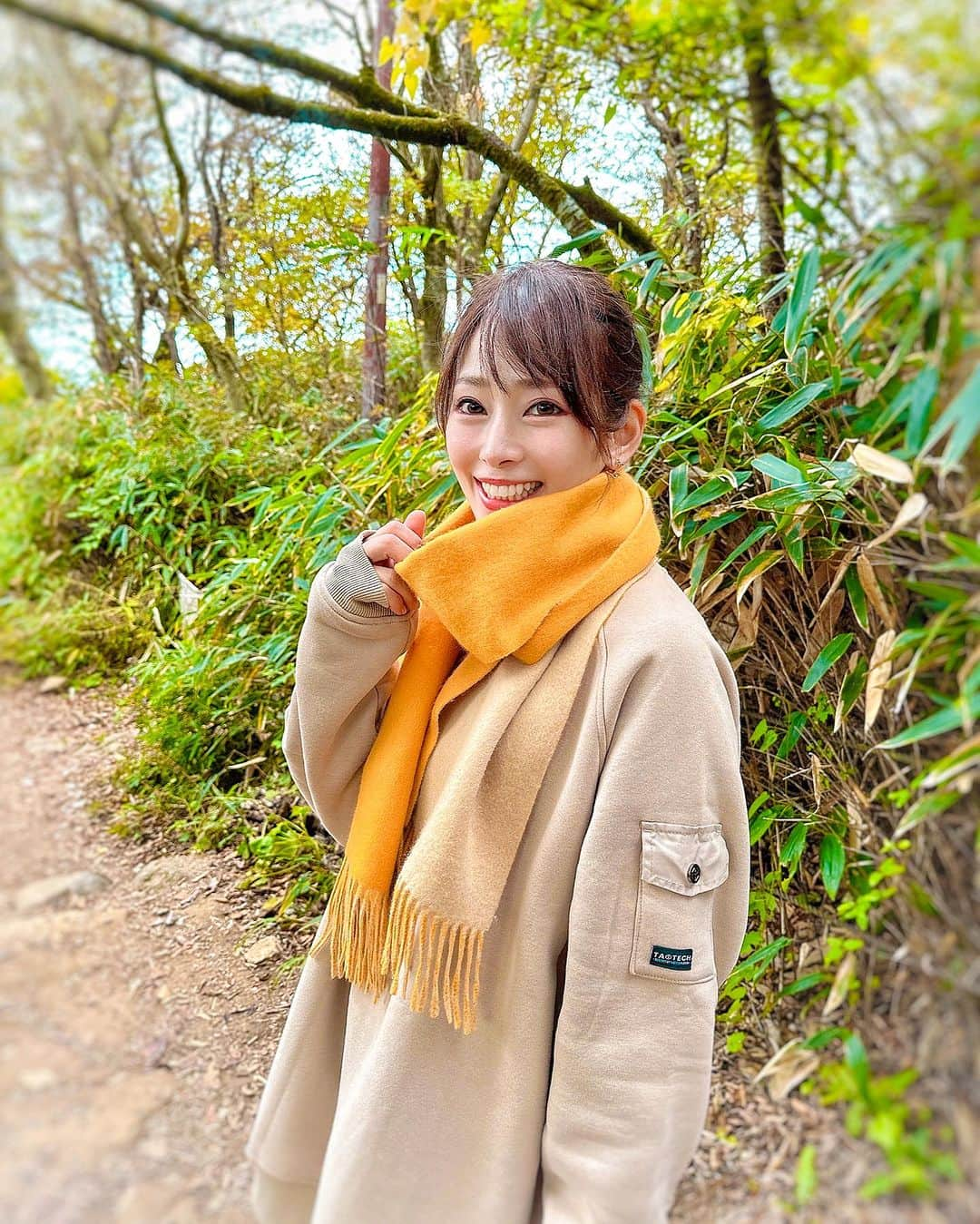 りほさんのインスタグラム写真 - (りほInstagram)「もうすっかり秋ですね🍂 朝晩は急に寒くなってきてそろそろ冬支度です✨☺️  マフラーが活躍する季節💕 秋は紅葉も綺麗だし、雪山になる前に行きたくなっちゃう❤️🤭葉っぱたちも少しずつ色付いてきてます😍  ぐんと気温が下がる山の上でもマフラー一枚あるだけで寒くなくなるのだっ😆笑  Utukkyの高品質カシミヤ100%のリバーシブルマフラー🧣リバーシブルで両面使える嬉しい2way仕様😆  柔らかい肌触りと上品な光沢感で、街でもアウトドアでも使えるっ✨☺️これ一枚であったかい😍  日本は四季があっていろんな季節が楽しめるから好き❤️😊  @utukky_official #カシミヤマフラー #レディース #カシミヤ #カシミヤマフラーUtukky #マフラーUtukky #リバーシブルUtukky #Utukky #PR #紅葉　#アウトドア　#アウトドアファッション #アウトドアコーデ　#アウトドア女子 #outdoorgirl #outdoorlife #マフラー女子 #outdoor #山コーデ　#紅葉シーズン #キャンプ　#ハイキング女子 #ハイキング　#hiking #camplife #自然が好き #タビジョ　#旅行好き #japanesegirl #japanesemountain #山が好き」10月26日 19時08分 - ri1ho