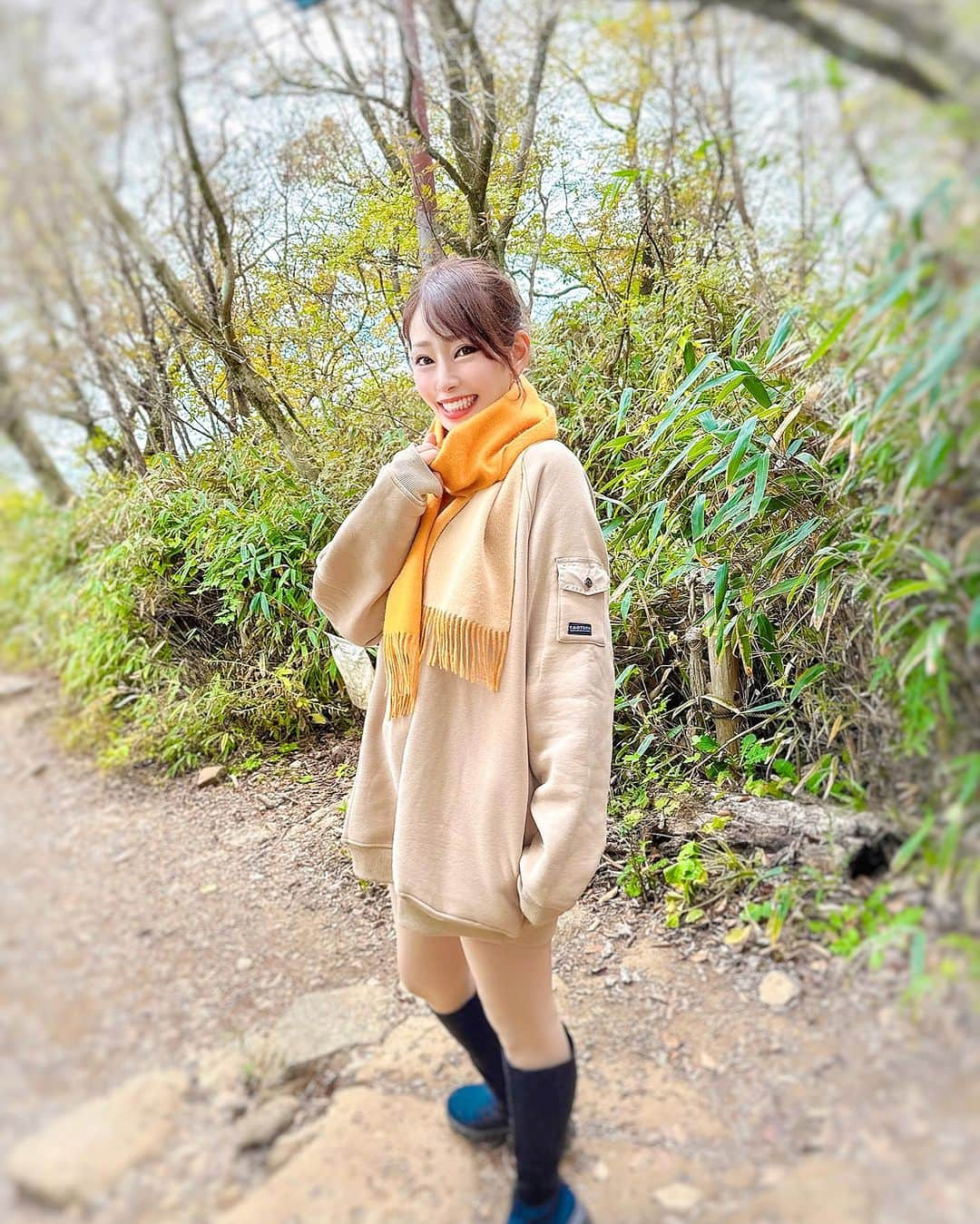 りほさんのインスタグラム写真 - (りほInstagram)「もうすっかり秋ですね🍂 朝晩は急に寒くなってきてそろそろ冬支度です✨☺️  マフラーが活躍する季節💕 秋は紅葉も綺麗だし、雪山になる前に行きたくなっちゃう❤️🤭葉っぱたちも少しずつ色付いてきてます😍  ぐんと気温が下がる山の上でもマフラー一枚あるだけで寒くなくなるのだっ😆笑  Utukkyの高品質カシミヤ100%のリバーシブルマフラー🧣リバーシブルで両面使える嬉しい2way仕様😆  柔らかい肌触りと上品な光沢感で、街でもアウトドアでも使えるっ✨☺️これ一枚であったかい😍  日本は四季があっていろんな季節が楽しめるから好き❤️😊  @utukky_official #カシミヤマフラー #レディース #カシミヤ #カシミヤマフラーUtukky #マフラーUtukky #リバーシブルUtukky #Utukky #PR #紅葉　#アウトドア　#アウトドアファッション #アウトドアコーデ　#アウトドア女子 #outdoorgirl #outdoorlife #マフラー女子 #outdoor #山コーデ　#紅葉シーズン #キャンプ　#ハイキング女子 #ハイキング　#hiking #camplife #自然が好き #タビジョ　#旅行好き #japanesegirl #japanesemountain #山が好き」10月26日 19時08分 - ri1ho