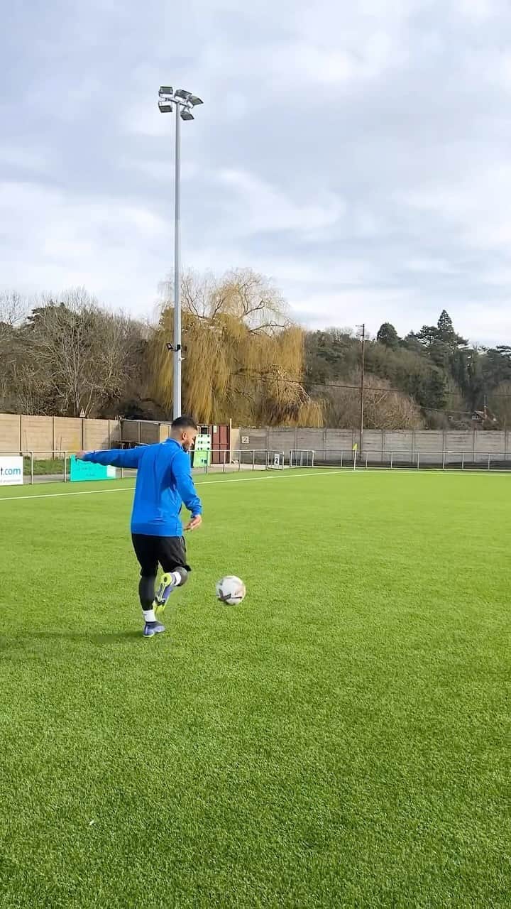 F2Freestylersのインスタグラム：「Don’t try this at home….😂🤕🦵  #football #soccer #trick #touch #messi #ronaldo」