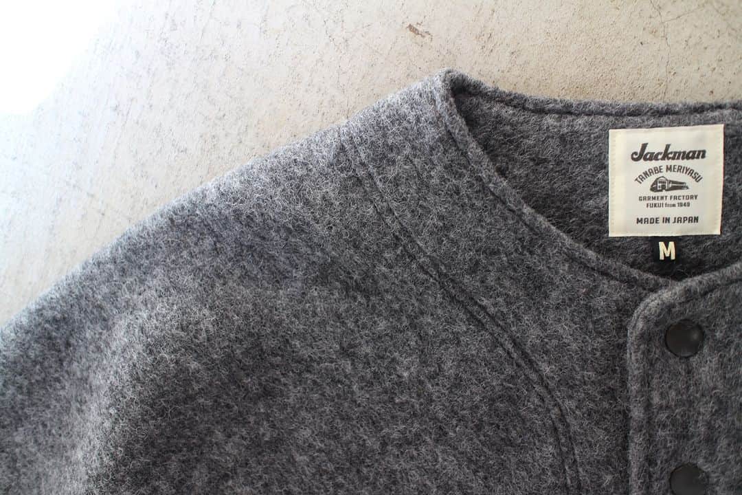 のインスタグラム：「▽ FW23 WOOL WATCH SHIRT JM8375 Wool70% Polyester30% ￥22,000 Color:30  スコットランドのシェットランドウールは 海藻などを飼料に混ぜ与え育てることで 厳しい寒さや湿度から身を守るための 太くて柔らかい毛質になります  そのウールを 無理な撚糸をおこなわず かさ高に編み上げ 温かい空気を 繊維の中にとどまらせる工夫を施した ウォッチシャツです  このウォッチシャツは Baseballのダグアウト内で 戦況を見つめながら出番を待つ選手や 出番を終えた選手が着用している オーバーシャツをイメージしました  昨年のプルオーバー型から フロントオープン型に変更しましたので 着脱もしやすく インナーを工夫することで 早い時期から着用できます  GG Sweat Crewneckや GG Sweat Pullover Parkaや Waffle Midneckとご一緒に」