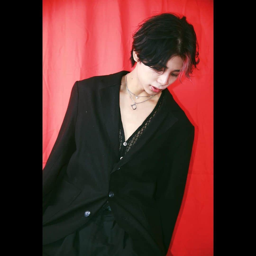 岡春翔のインスタグラム：「🍎📸 . jacket: @doopz_jp  photo: @sho__hayakawa」