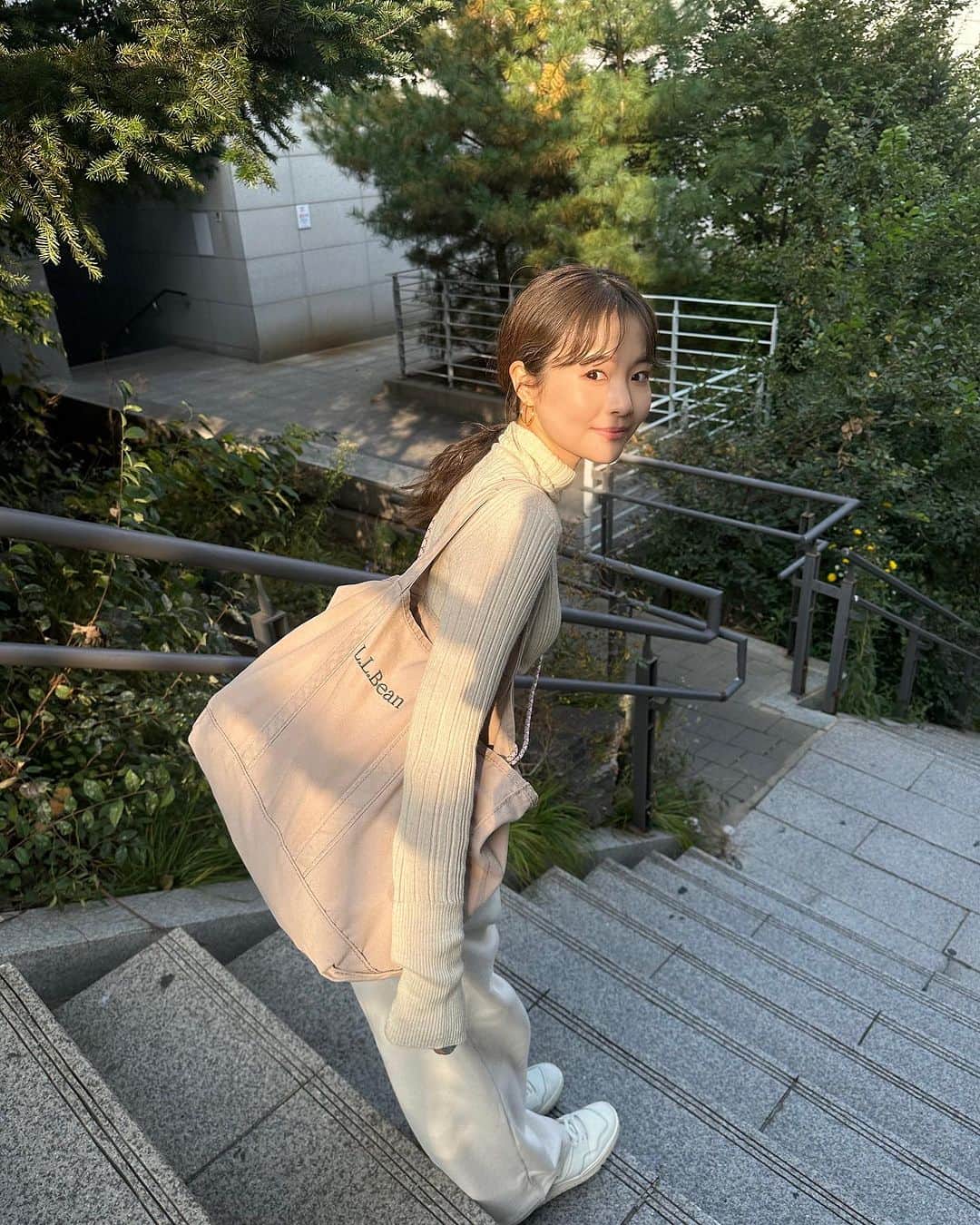 穴井千尋さんのインスタグラム写真 - (穴井千尋Instagram)「. . 韓国1日目は時間的にお昼食べ逃したまま 歩き回ってようやく休憩で入ったカフェ☕️ @komfortabelcoffee   本当はアイスレモネードが飲みたかったんだけど 上手くいかずホッと🍋🤣  でもレモネードもケーキも美味しすぎて満足だった🤤  旅行の投稿多めやけどこれから行く方も多いみたいだから ちょっと参考になれば嬉しいです✨ . #カフェ #韓国カフェ #韓国旅行 #ソウル #ソウルカフェ #コーヒー #珈琲 #レモネード #korea #cafe #seoul #coffee #lemonade」10月26日 19時01分 - chihiro_anai_official