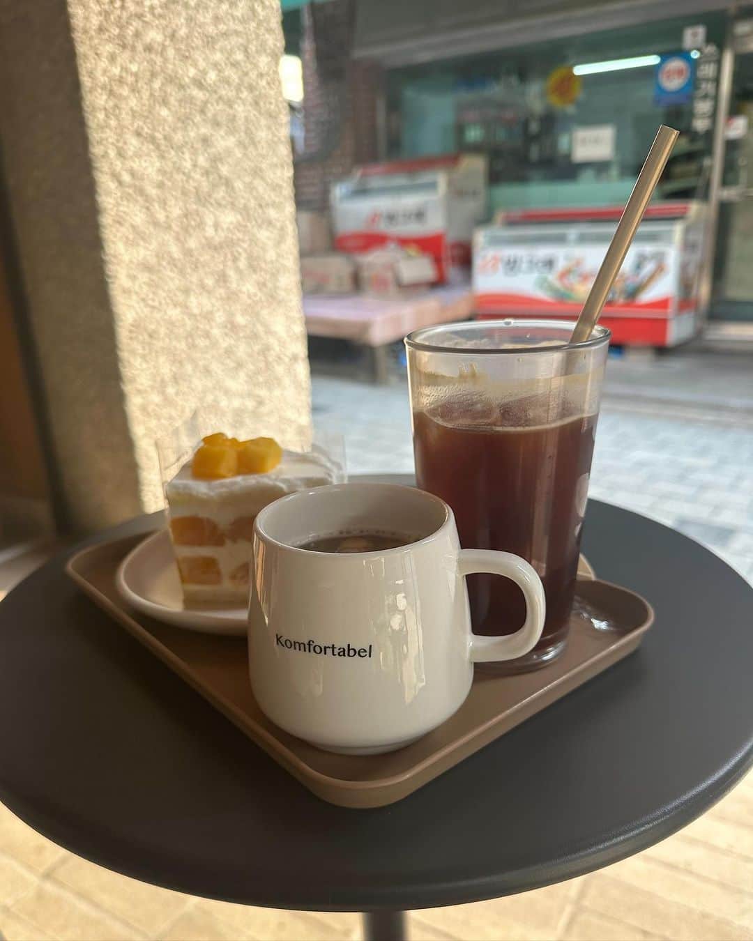穴井千尋さんのインスタグラム写真 - (穴井千尋Instagram)「. . 韓国1日目は時間的にお昼食べ逃したまま 歩き回ってようやく休憩で入ったカフェ☕️ @komfortabelcoffee   本当はアイスレモネードが飲みたかったんだけど 上手くいかずホッと🍋🤣  でもレモネードもケーキも美味しすぎて満足だった🤤  旅行の投稿多めやけどこれから行く方も多いみたいだから ちょっと参考になれば嬉しいです✨ . #カフェ #韓国カフェ #韓国旅行 #ソウル #ソウルカフェ #コーヒー #珈琲 #レモネード #korea #cafe #seoul #coffee #lemonade」10月26日 19時01分 - chihiro_anai_official