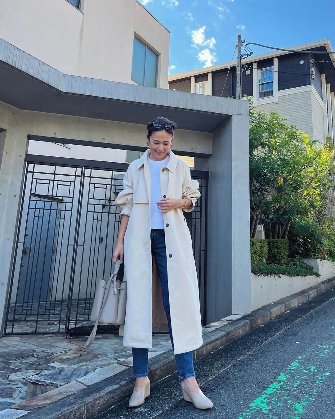 のインスタグラム：「#outfit . . トレンチが着られる季節ですね😊 上品なモッサ生地と、ゆったりオーバーサイズなシルエットがお気に入り。 襟が立てられる2WAY仕様です✨  身長169cmで、アイボリーのMサイズを着ています🙆🏼‍♀️  Coat... @classicalelf_official   #クラシカルエルフ #classicalelf #エルフコーデ #ユニクロ #ザラ #zozo #zozotown #zozo購入品 #zozotown購入品#骨格ウェーブ#プチプラコーデ#着回しコーデ」