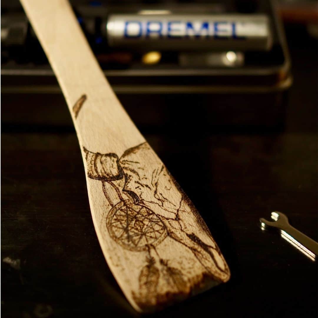 DREMEL JAPANのインスタグラム：「表面をやすりで整え、丁寧に下書きをする。⁠ 一つ一つの作業が最終的な作品の出来を左右するのかもしれません🤔⁠ .⁠ .⁠ .⁠ 🛠️ 使用ツール: はんだごて Versatip（バーサチップ）⁠ .⁠ .⁠ .⁠ #ウッドバーニング #焼き絵 #はんだごて」