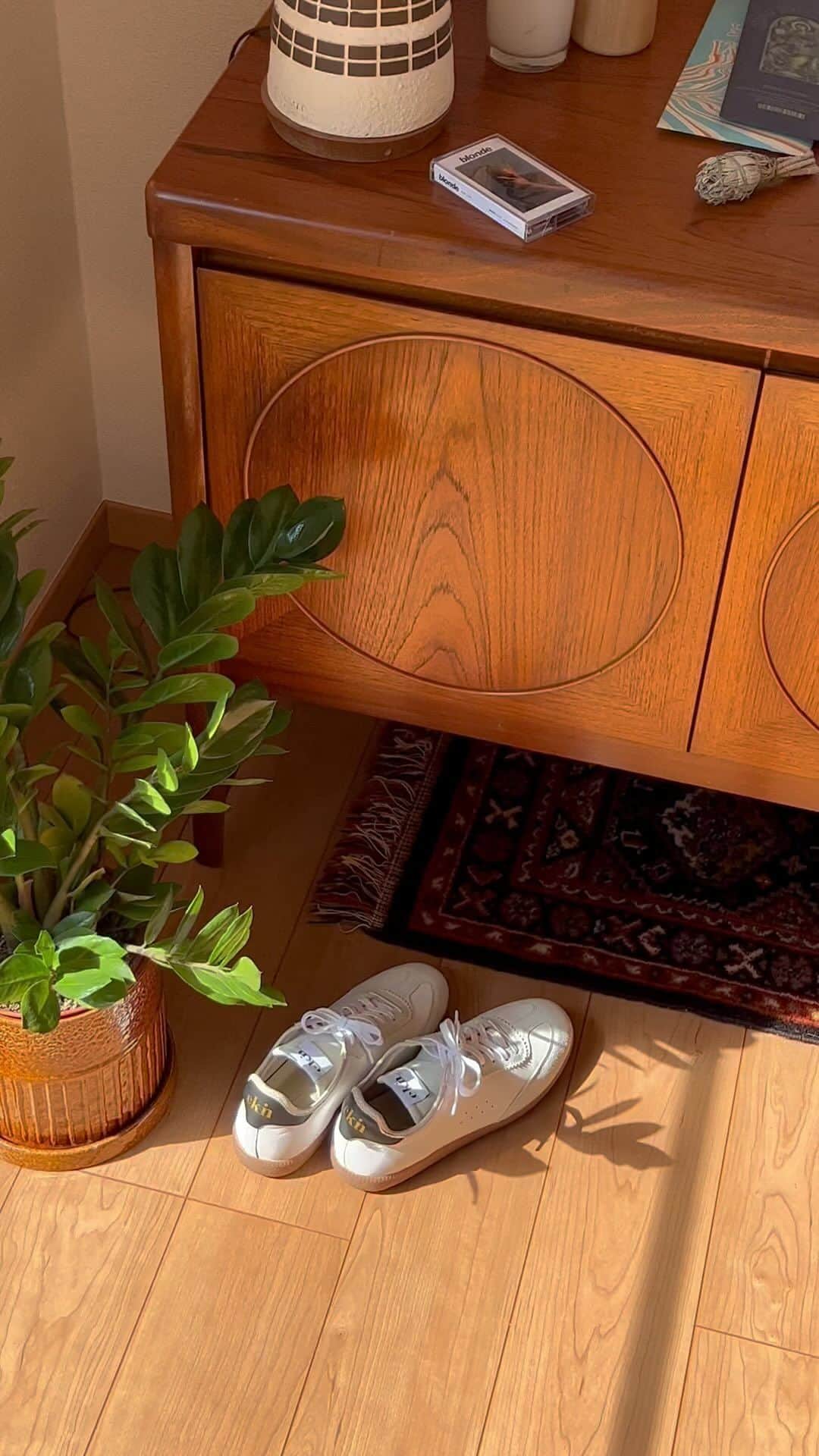 のインスタグラム：「👟🌿🤍 　　 　　 履く人にも、作る人にも、自然環境にも。 誰にとっても優しい。 　 クラシカルでタイムレスなデザインが好き👟🖤 　 　 @eknfootwear  @quorinest      #ekn #エクン #eknpartner #pr」