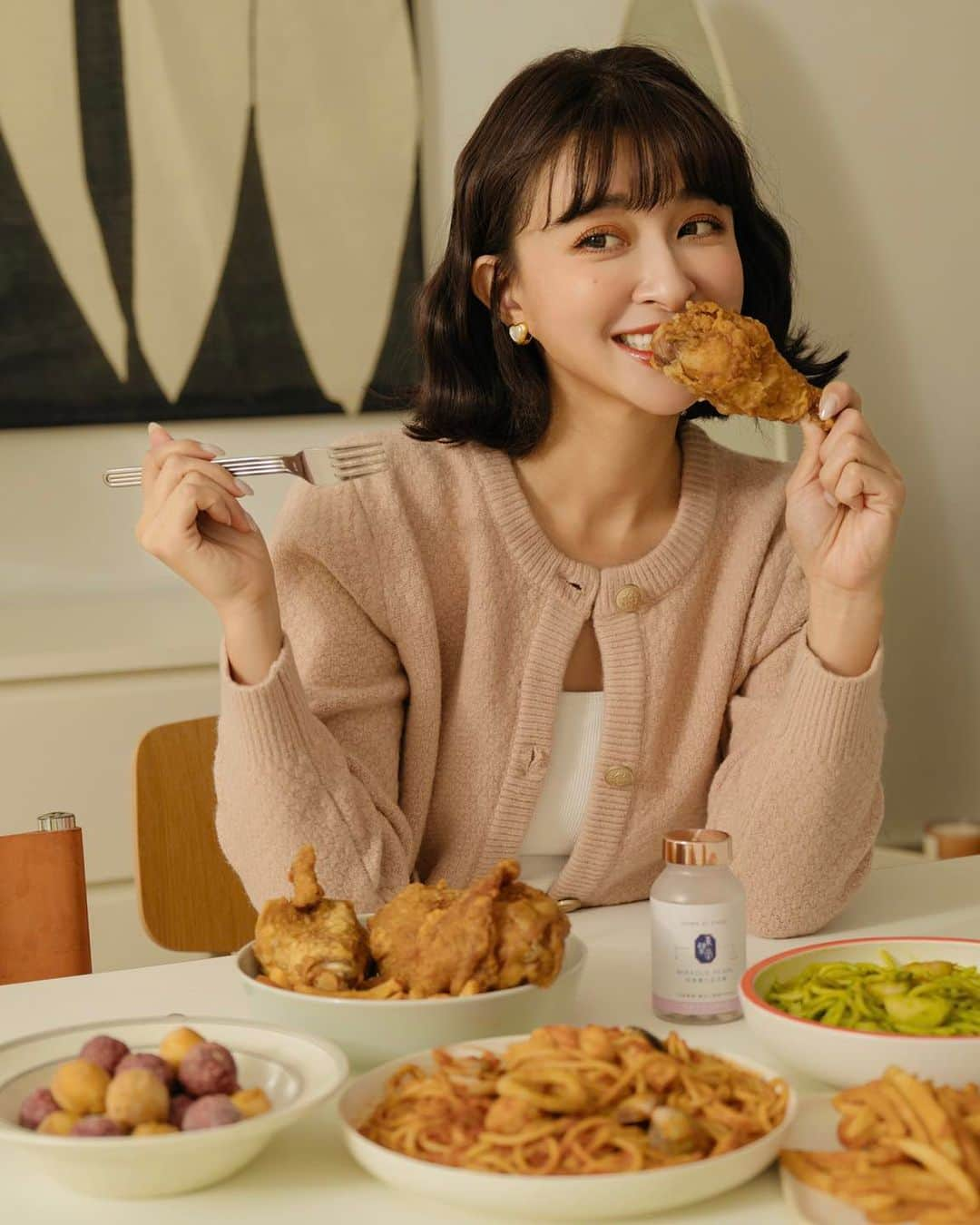 Kerinaのインスタグラム：「🍗🍕🍟🍝 關於美食與瘦身之間的內心糾結 幾乎每天在上演🫣 尤其是過30歲之後，身體代謝很明顯開始變慢 加上溼氣偏重 拍攝前一天絕對不能放縱  不然隔天早上照鏡子會後悔😂  兩年前接觸到東璧堂珍珠薏仁紅豆錠 才發現相見恨晚啊～ 相信大家都知道薏仁和紅豆的好處 這罐是以16倍的薏苡仁精華+ 珍珠粉+紅豆濃縮成錠狀  方便食用，每天6顆 可以幫助促進新陳代謝、調整體質 穿著高跟鞋拍攝一整天 腳也不會那麼不舒服了👠   最近東璧堂也新推出了「奇蹟賦活美妍飲」 結合中西美妍秘方，有三國專利用料 以金絲燕窩和珍珠粉、膠原蛋白、維生素C為主 集結所有變美、變漂亮的東西在這一包耶😍 酸甜的莓果味很好喝，小小一包帶出門也很方便 喝了14天，整體美麗有感 由內到外的日常保養 ，讓身體從內部打底好✨  產品都是由台灣5大中藥廠、頂尖生技公司製造  也通過SGS無西藥認證，製程都很安全唷  介紹了這麼多 當然要跟大家分享年度超優惠活動😎 東璧堂雙11活動現在就可以下單囉！ 10/26-11/12 🔺首五日滿額結帳現折最高$2,200元 🔺首五日發放統一集團20萬現金券， 下單就贈百元現金券(數量有限送完為止) 🔺下單滿額就有機會獲得iPhone15(128GB)📱 🔺業界最高10%購物金回饋  東璧堂雙11有許多超優惠組合 不知道該從哪裡下手的人 建議新手可以先入手  珍珠薏仁紅豆錠+美妍飲的組合 想要囤貨的，可以購入超大組合 雙管齊下，讓自己擁有女神好氣色吧💖  #東璧堂 #珍珠薏仁紅豆錠 #奇蹟賦活美妍飲」