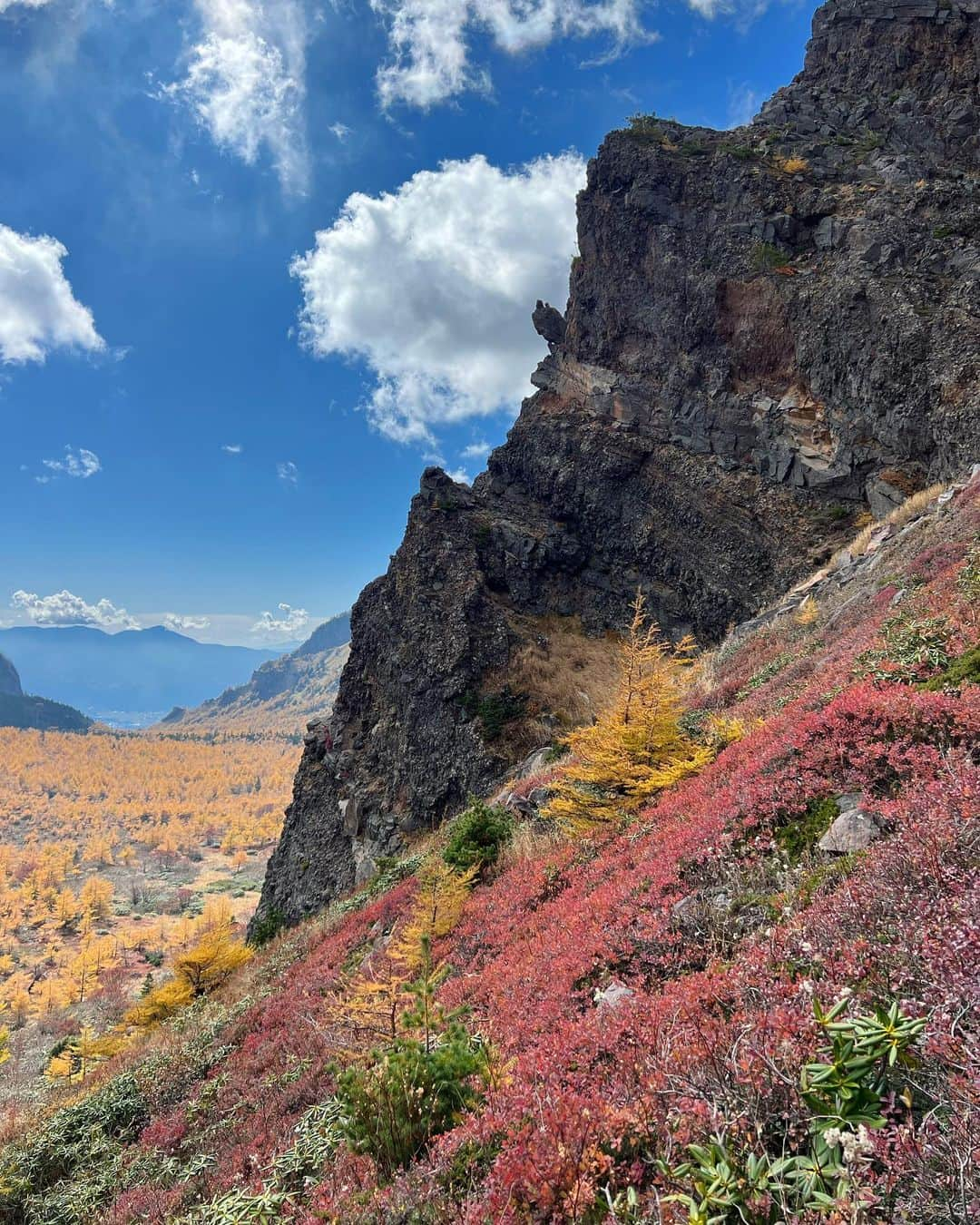 ギーセン珠理さんのインスタグラム写真 - (ギーセン珠理Instagram)「浅間山 外輪山🌋  標高/ 2400m . こんな壮大で美しい遊び場を与えてくれてありがとう 地球………🤲❤️」10月26日 19時03分 - juliegiesen