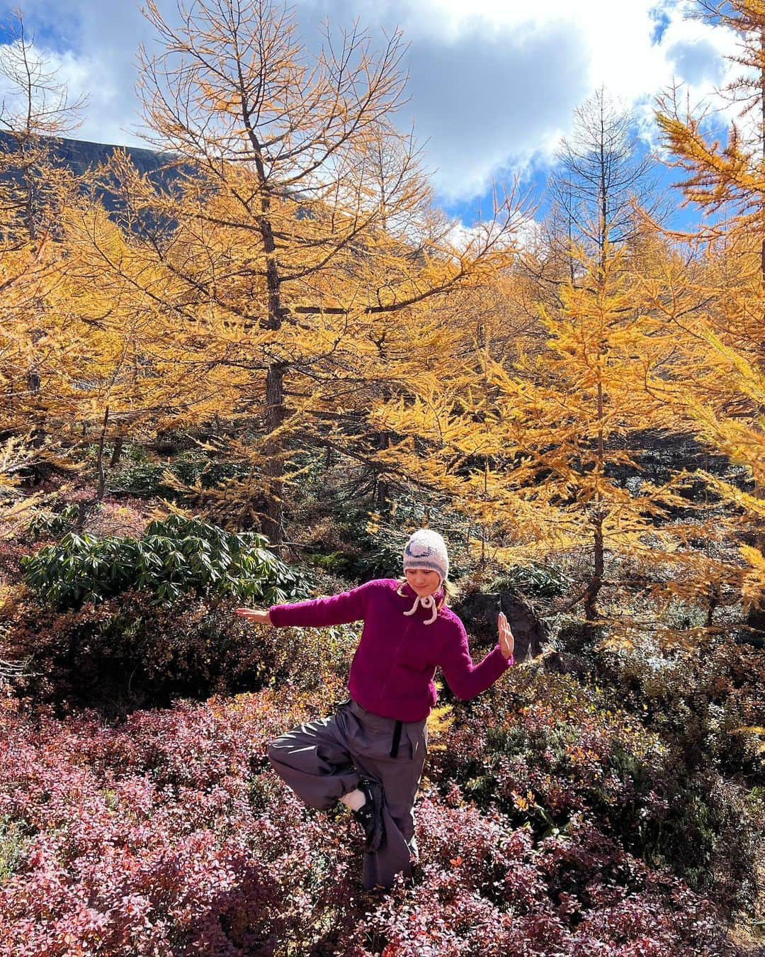 ギーセン珠理さんのインスタグラム写真 - (ギーセン珠理Instagram)「浅間山 外輪山🌋  標高/ 2400m . こんな壮大で美しい遊び場を与えてくれてありがとう 地球………🤲❤️」10月26日 19時03分 - juliegiesen