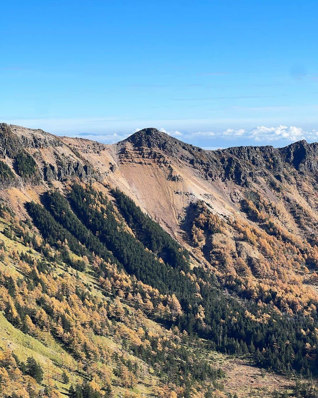 ギーセン珠理さんのインスタグラム写真 - (ギーセン珠理Instagram)「浅間山 外輪山🌋  標高/ 2400m . こんな壮大で美しい遊び場を与えてくれてありがとう 地球………🤲❤️」10月26日 19時03分 - juliegiesen