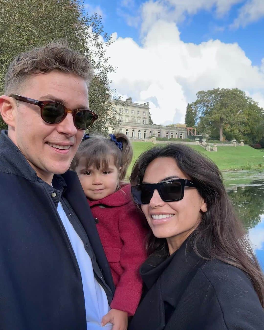 Diipa Büller-Khoslaのインスタグラム：「Families that work & then holiday together >>>   Thank you to @cowleymanor for this short but beautiful break in the English Countryside 🍂」