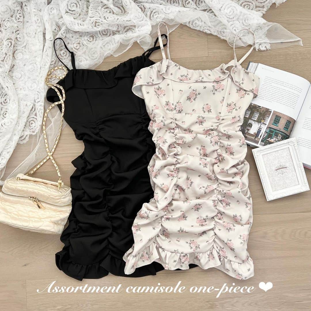 apres jour(アプレジュール) のインスタグラム：「【new arrival🎀】販売中！ ⁡ ◆ガーリー好きさんにオススメしたいフェミニンワンピースが登場♡ ⁡ たっぷりとギャザーを寄せた甘めなキャミワンピース！ 胸元と裾についたフリルがとってもガーリーな雰囲気に♡  肩紐はアジャスターで長さ調節可能なため、 多少の丈感は調整いただける仕様です。  背中ゴムなので着脱の際の心配もなく着ていただけます！  下半身にかけてボリューム感の出るお作りとなっているため、 形のシンプルなトップスやインナーを合わせていただくと、より細見えいたします◎ 秋冬はさらに上からアウターを羽織っていただくスタイルがおすすめです！  ⁡ #アソートキャミワンピース 商品番号🔎985142 サイズ…F/XL ¥4,595(taxin) ⁡ ⁡ こちらの画像はインスタ用に加工しておりますので、カラーの雰囲気が実際の商品と異なる場合がございます。 商品ページにてカラーのご確認をお願い致します。 ⁡ #ZOZOでしか買えない #アプレジュール #アプレ部」