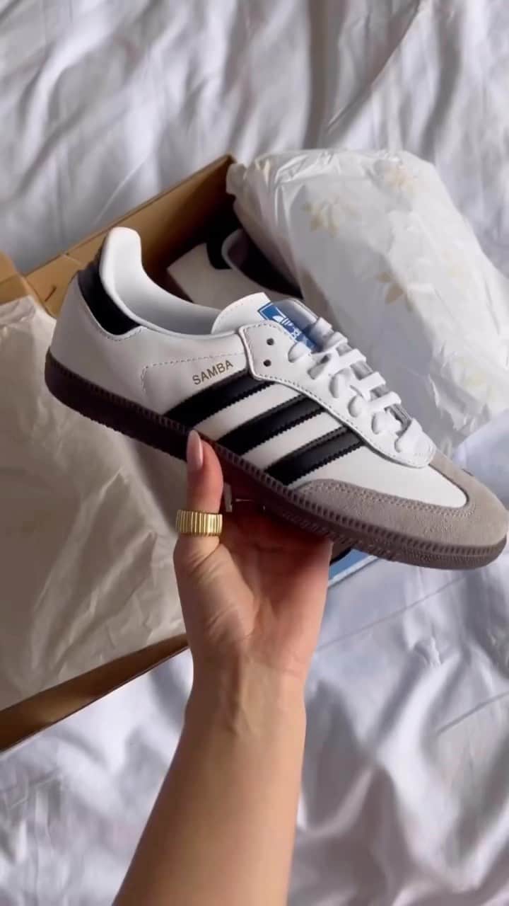 ASOSのインスタグラム：「Psst… the dreamy white adi Samba OGs just dropped on site [132176679], As Snapped By @laura.pipinska [she/her] 🤍✨」