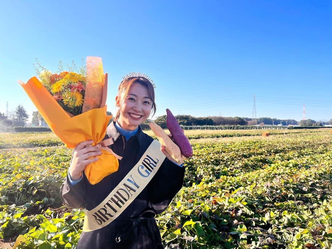 杉原凜さんのインスタグラム写真 - (杉原凜Instagram)「今朝は埼玉県三芳町 はやし園さんから、今が旬のさつまいもをお伝えしました🍠 中まで鮮やかな紫色の#パープルスイートロード と、まるでニンジンのような見た目の#七福人参 🍠 とっても甘くてホクホクで美味しかったです。中継本番で掘らせていただいたさつまいもがあまりにも大きくて、私も農家さんもびっくり！😳 息切れをしながら頑張って掘りました！笑  そして、中継後に誕生日も祝ってもらっちゃいました！うれしい！ありがとうございます☺️🫶  #ZIP #NOWニッポン #27  #さつまいも #🍠」10月26日 19時04分 - sugihara_rin