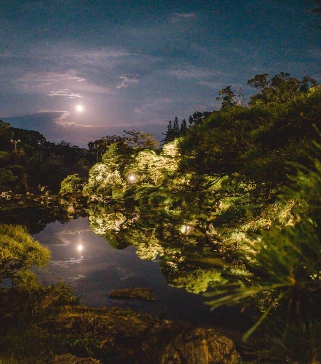 柳川藩主立花邸御花 | Yanagawa Ohanaさんのインスタグラム写真 - (柳川藩主立花邸御花 | Yanagawa OhanaInstagram)「今宵は御花の特別な夜のオンラインツアーをご紹介いたします🌙 ⁡ 立花家史料館が取り組んでいる、文化財の裏側や細部の至近距離からの鑑賞をご自宅から体験できるオンラインミュージアムツアー。 ⁡ 今回は、和館と洋館がつらなる立花伯爵邸の内部を普段立ち入れない場所までカメラを入れて楽しめます✨ ⁡ 実は私たち御花で働く人々さえ知らない、文化財の裏側や物語がそこにはまだまだたくさん眠っています。 ⁡ そんな御花の知られざる魅力をたっぷり感じていただける、特別なオンラインツアーです。 ⁡ 私たちも楽しみにしている本企画。 ⁡ お天気に恵まれましたら美しい十六夜の月夜に映える文化財の姿をご覧いただけるかもしれません。 ⁡ ■ご自宅に「おはなのうむすび」が届く！ このオンラインツアーでは、食も楽しみながらご自宅から体験できるようになっております。 御花の秘伝のタレを絡めたもちもちご飯に、ふっくらとした香ばしい鰻が合わさった御花の料亭の味を、お手軽にお楽しみいただける冷凍商品を発送いたします。 ⁡ 歴史的エピソードを交えながら、創建から修復、そして今に繋がる立花伯爵邸の見どころ建物を一緒に探訪いたしましょう。 ⁡ ■オンラインツアー  時空を越える旅ー立花伯爵邸オンライン探訪ー 受け継がれる武家文化の格式と新時代の香り、一度は訪れたい近代和風建築の魅力 ⁡ 11月28日(火) 19:00～20:30 講師：立花家史料館　館長　植野かおり ⁡ 詳細はこちら http://www.tachibana-museum.jp/lecture/event.html  #御花 #立花家 #立花家史料館  #立花宗茂 #柳川藩主立花邸御花  #オンラインツアー #オンラインガイド #大名家 #柳川」10月26日 19時05分 - tachibanateiohana